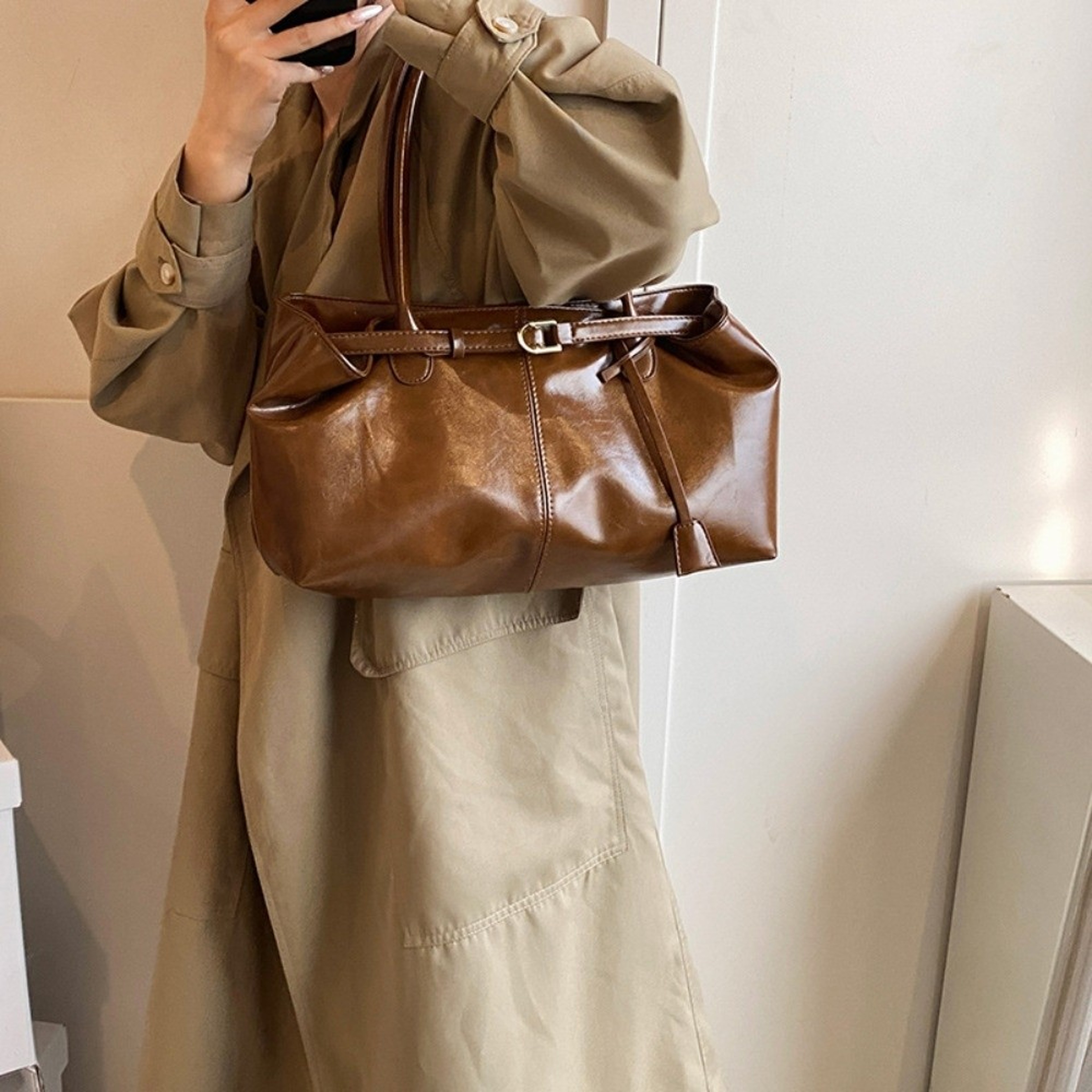 Fashion New Oil PU Leather Handbag Large Capacity Women Shoulder Bag Multifunctional Tote Underarm  1