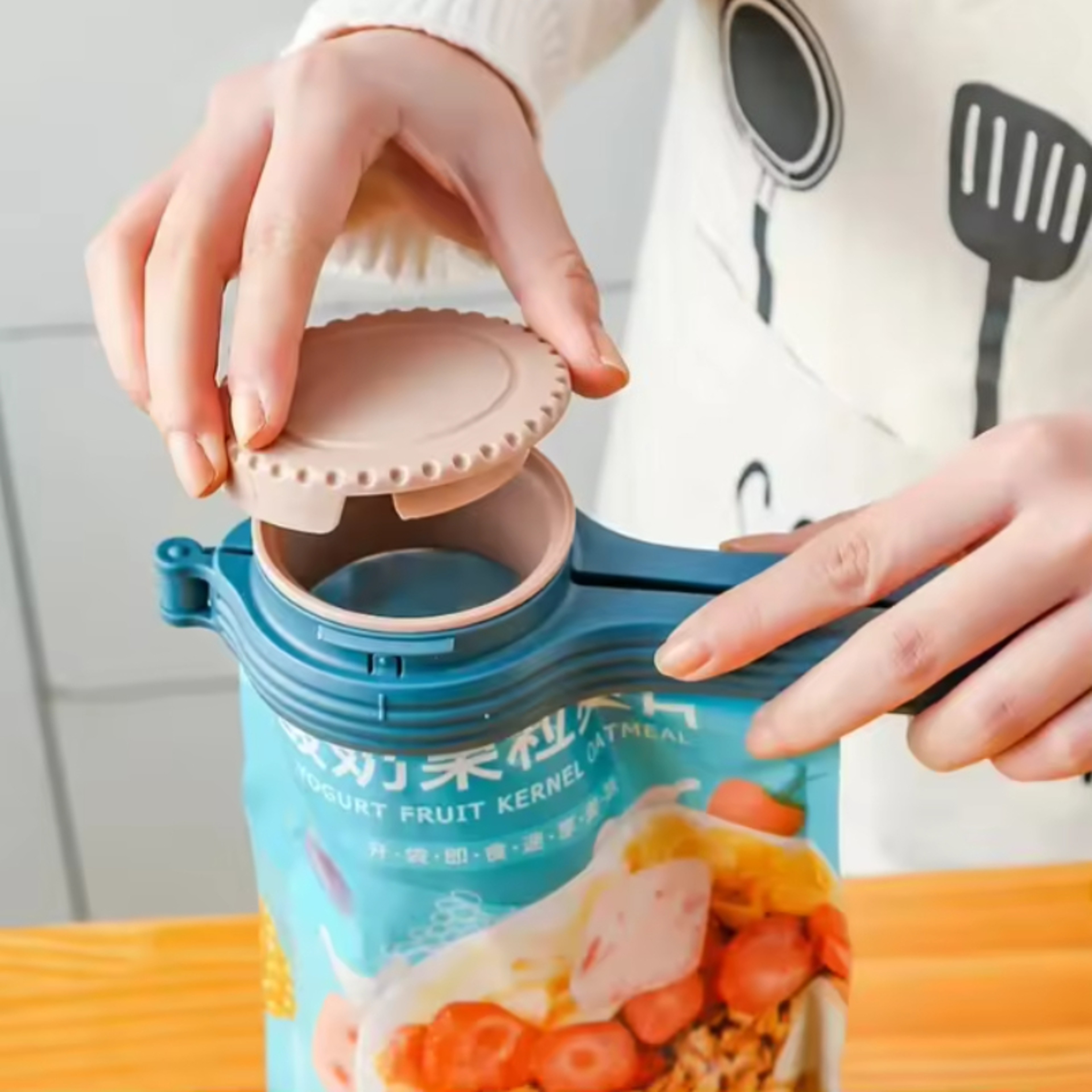 Food Storage Bag Sealing Clip With Pour Spout Plastic Cap Sealer Clip For Snack Candy Fresh Storage 0