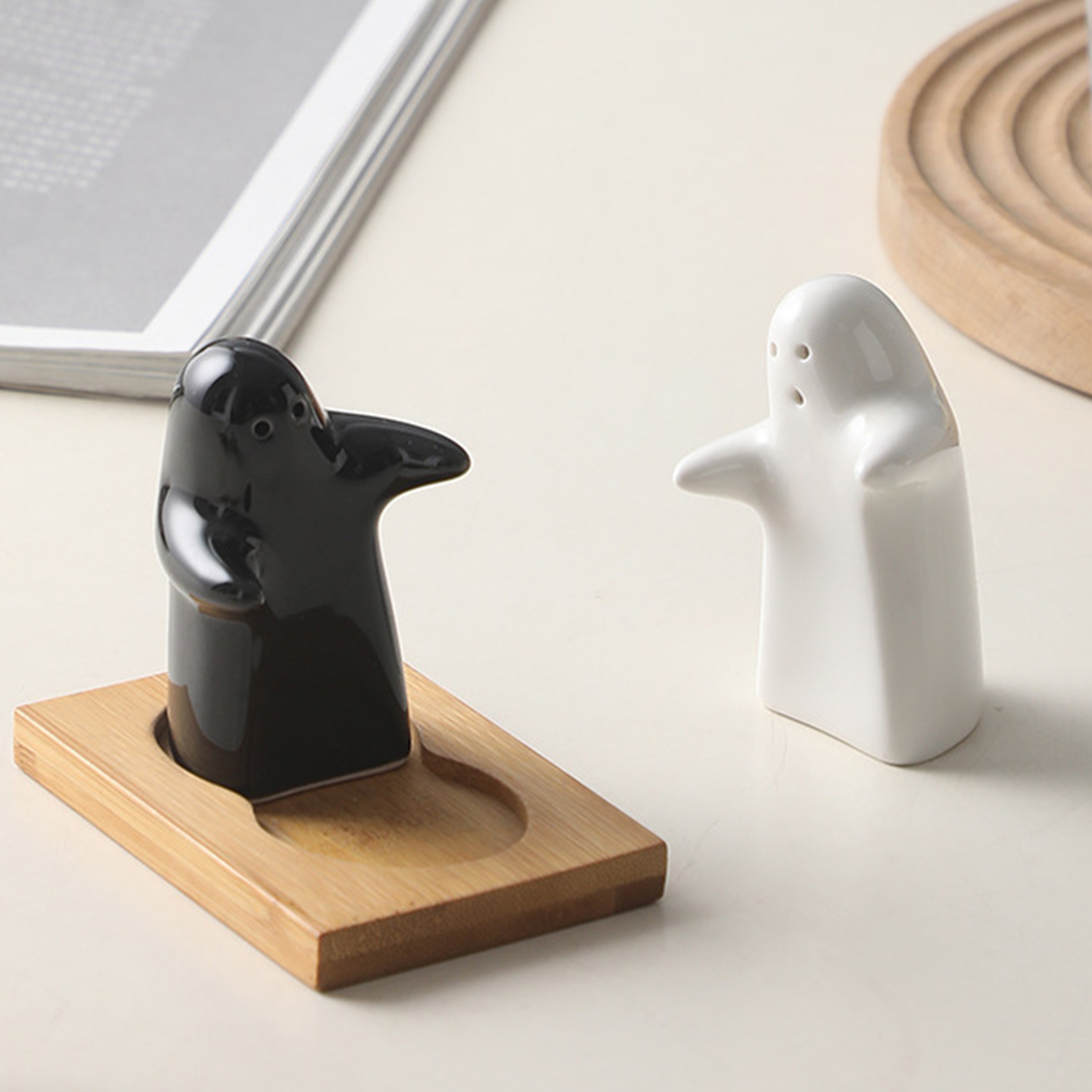 Creative Ceramic Pepper Shaker, Warm Hug Little Man, Wedding Gift Hug Seasoning Jar – view 7