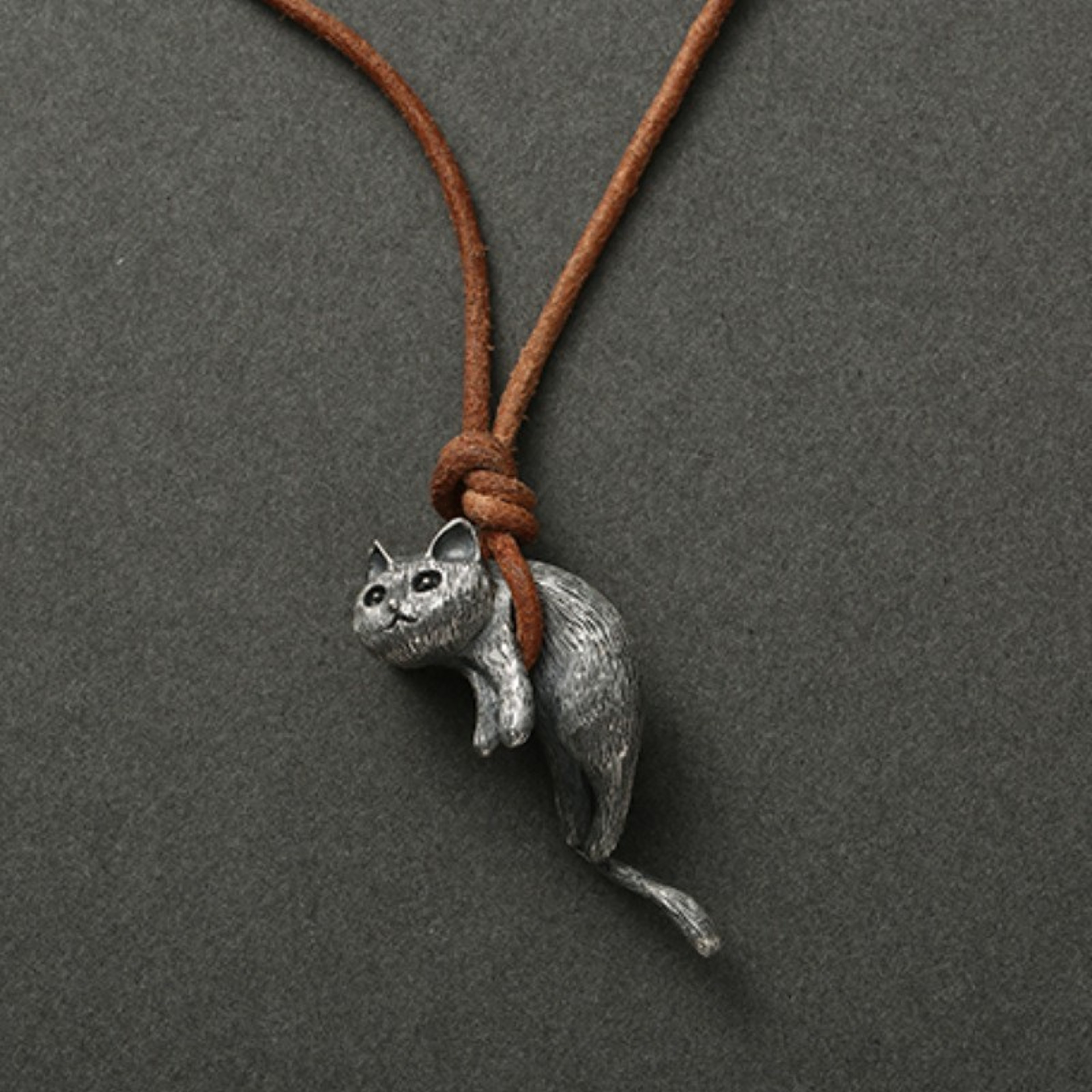 Creative Cat Pendant Necklace for Couples Personalized Jewelry Gift for Cat Lovers Unique Design for Women Men – view 1