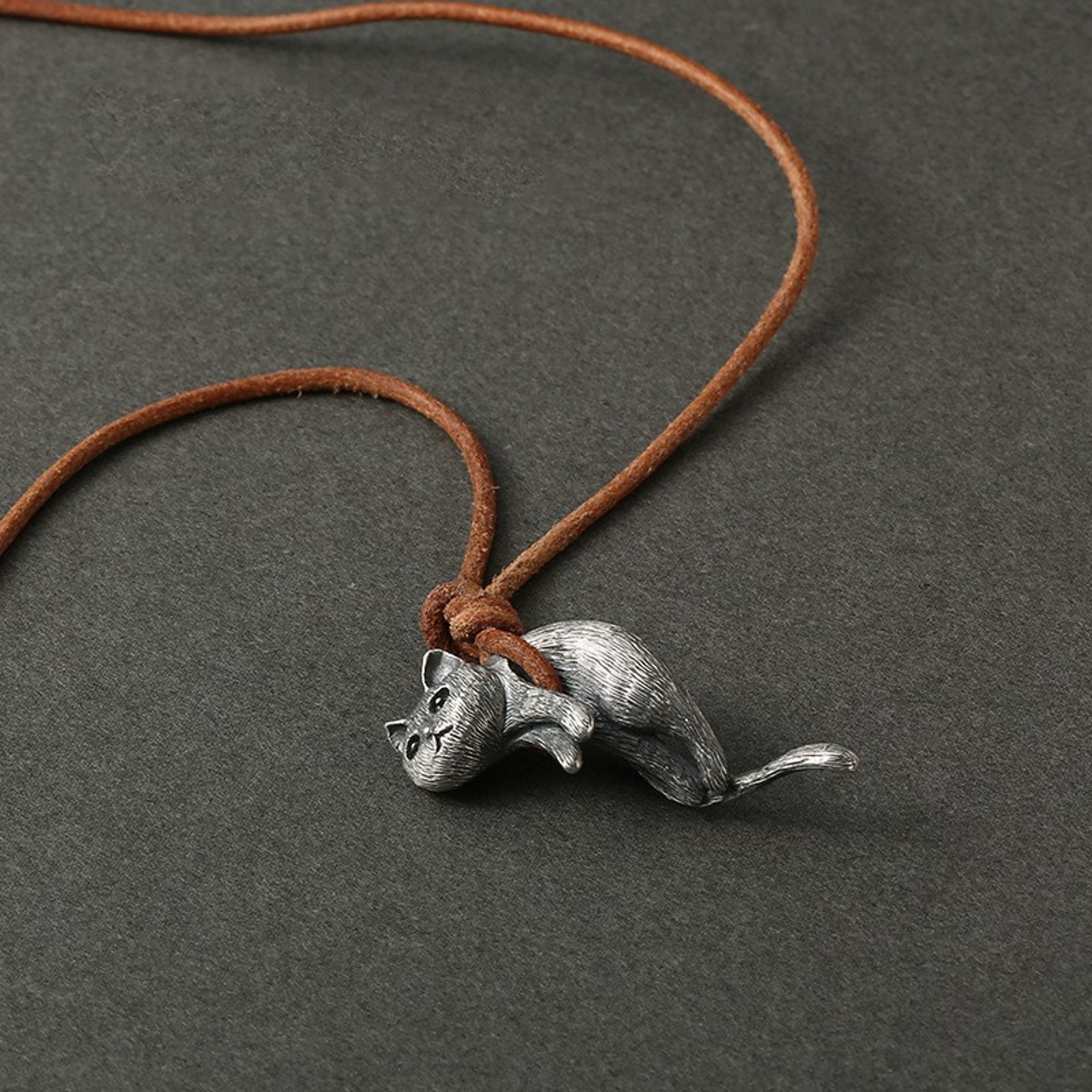 Creative Cat Pendant Necklace for Couples Personalized Jewelry Gift for Cat Lovers Unique Design for Women Men – view 2