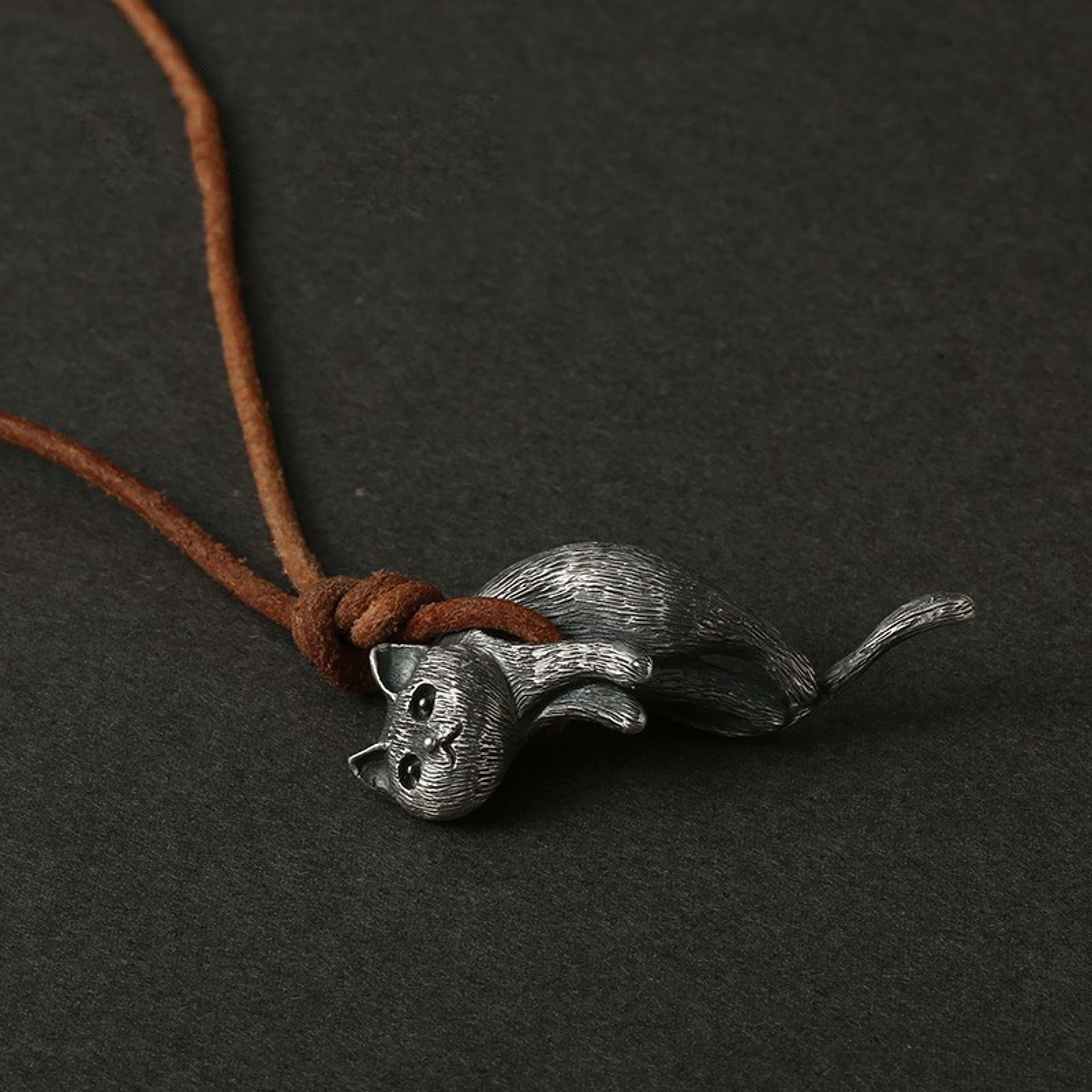 Creative Cat Pendant Necklace for Couples Personalized Jewelry Gift for Cat Lovers Unique Design for Women Men – view 3