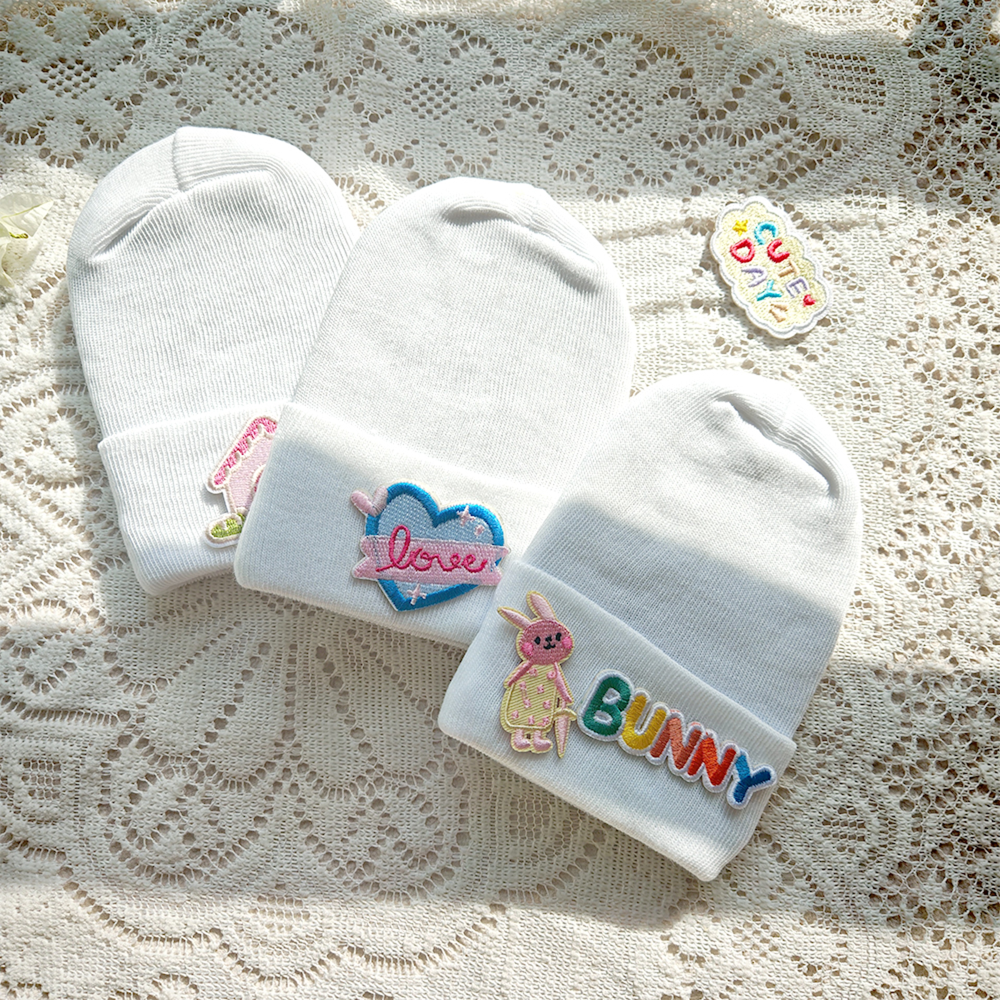 Months Cute Cartoon Label Hat for Baby, Toddler Knitted Beanie Hat, Crochet Warm White Bonnet, Baby Clothing Accessory – view 4