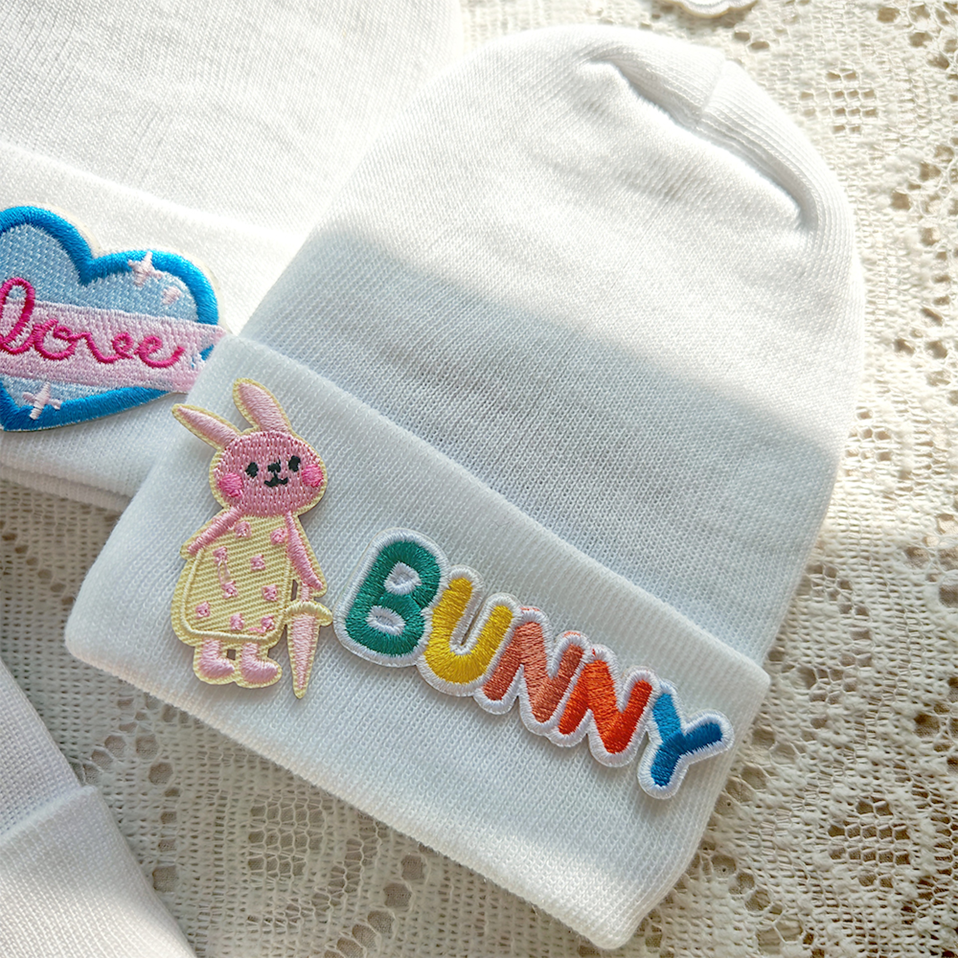 Months Cute Cartoon Label Hat for Baby, Toddler Knitted Beanie Hat, Crochet Warm White Bonnet, Baby Clothing Accessory – view 5