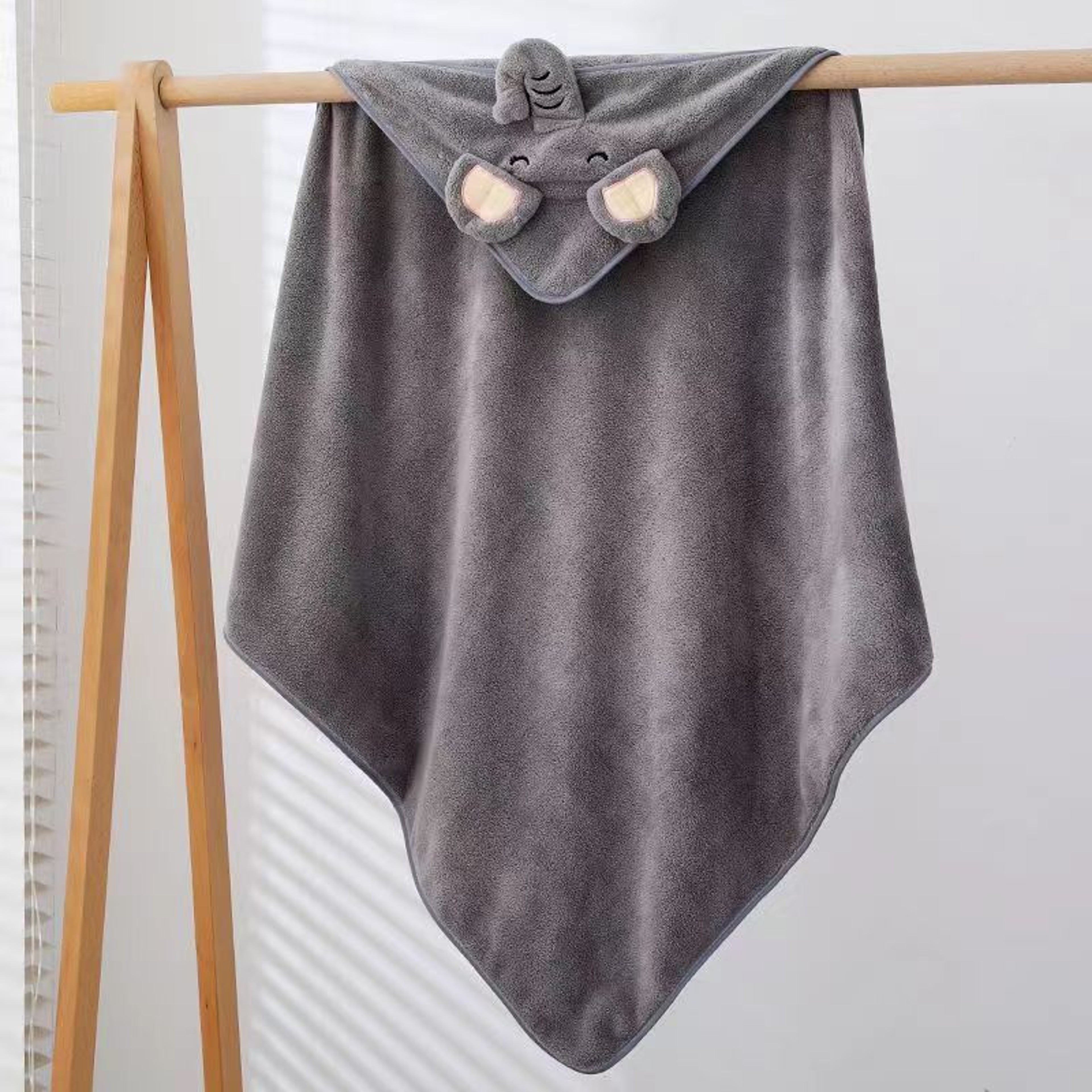 Water Absorbent Baby Bathing Cape, Cartoon Animal Hooded Towel, Coral Velvet Wrap for Kids – view 3