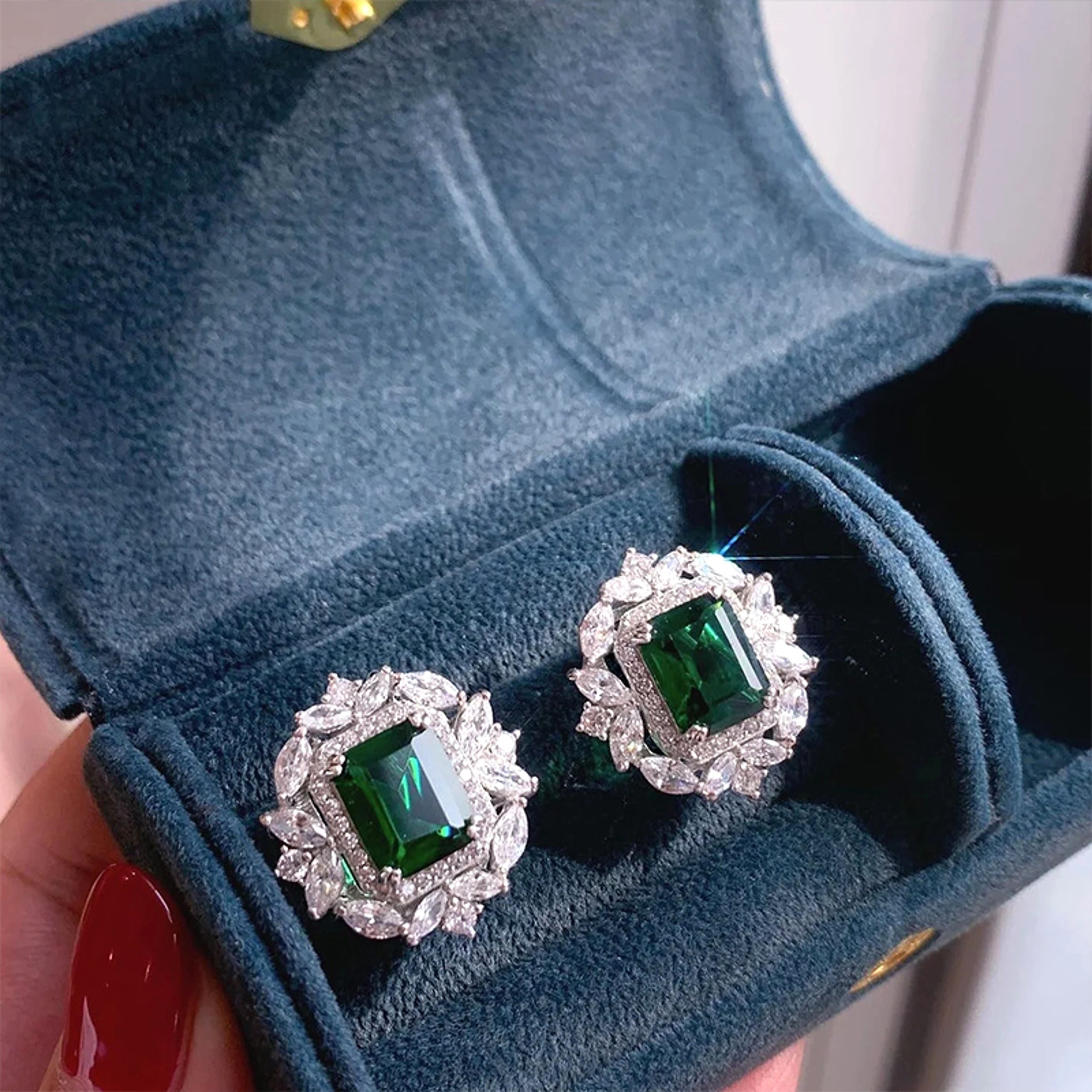 Delicate Design Jewelry, Huitan Luxury Lady Green Zirconia Ear Stud Earrings for Anniversary Party – view 2