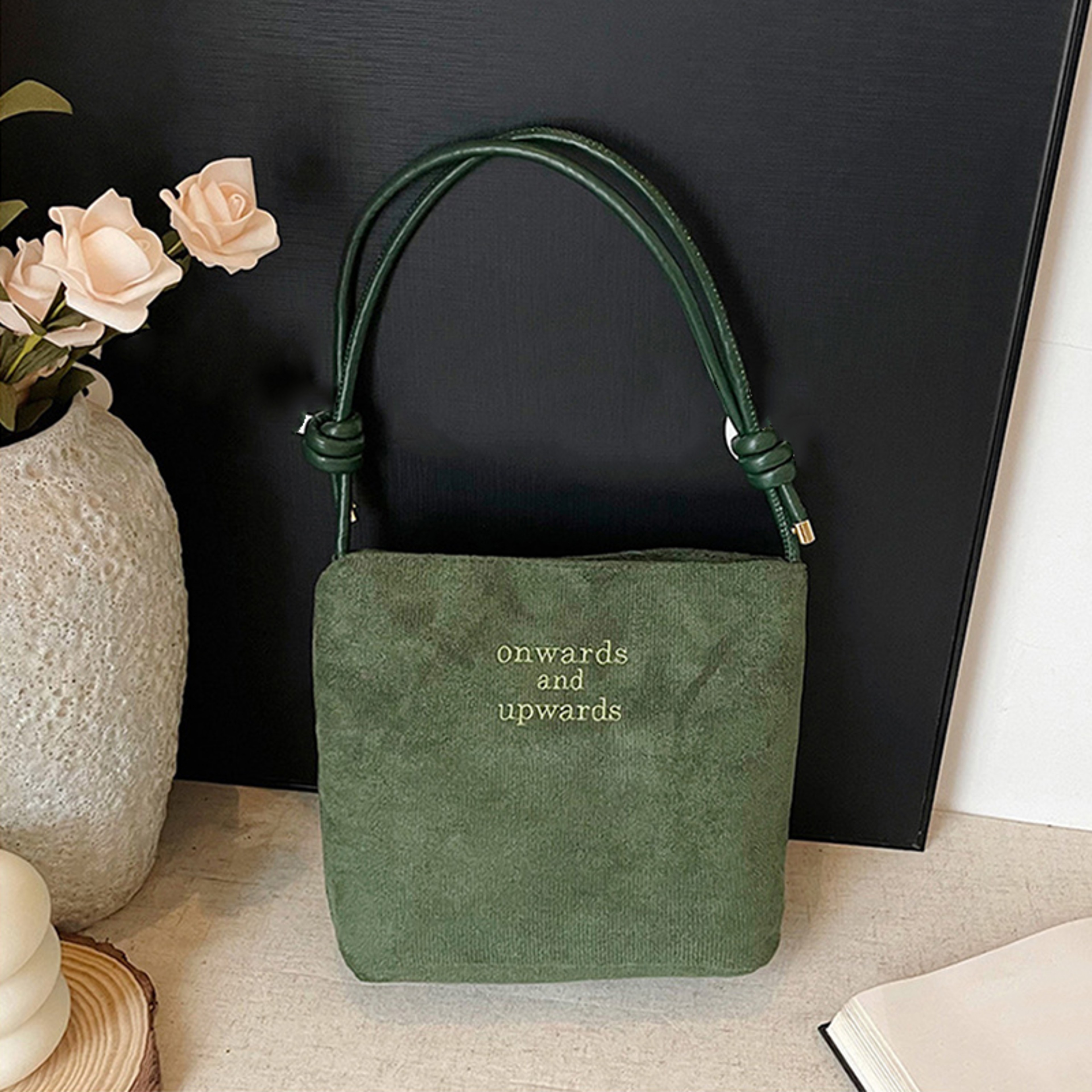 Lightweight Womens Fashionable Shoulder Messenger Bag Versatile Niche Design For Autumn Winter 0