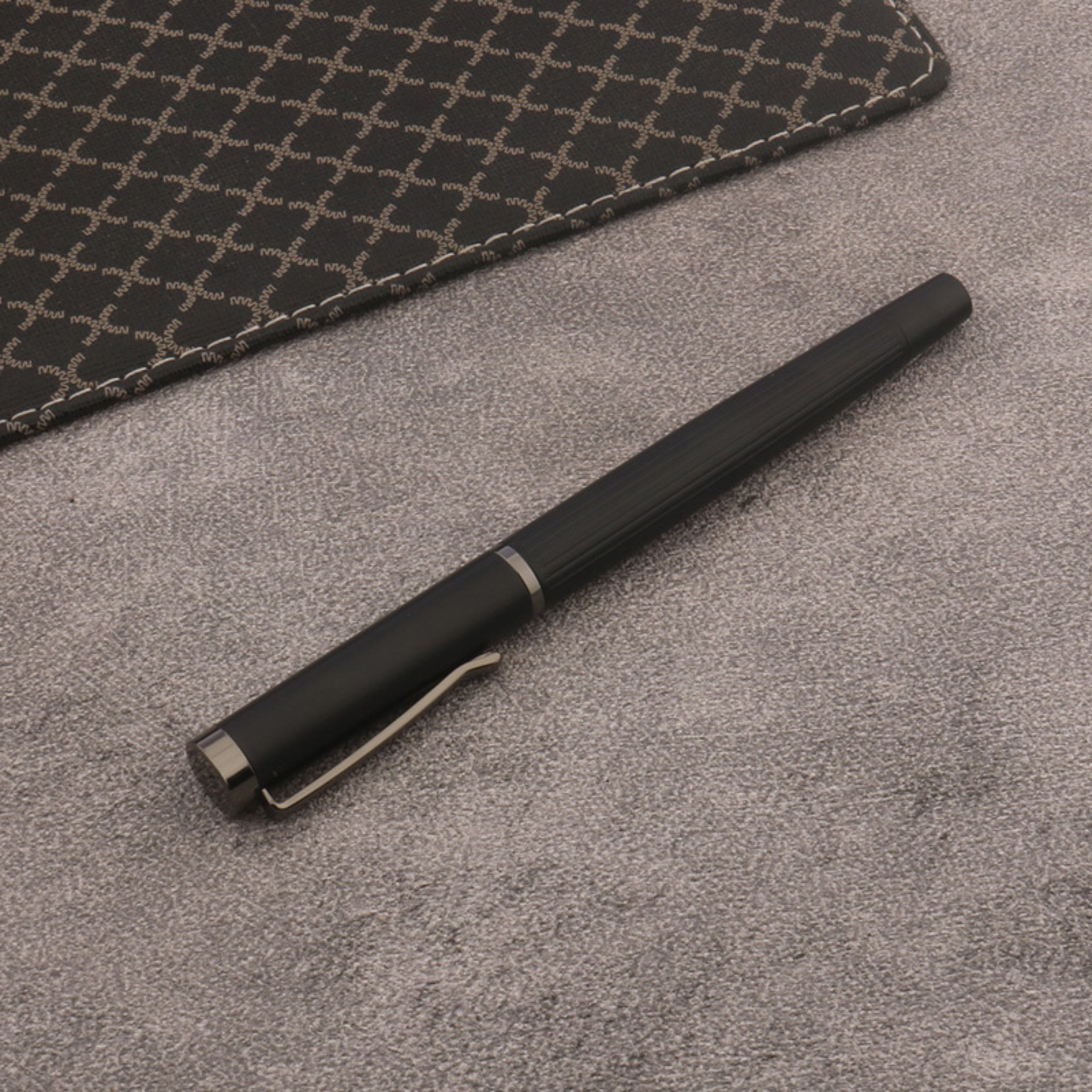 Matte Black Roman Column Luxury Metal Pen Premium Ballpoint Writing Pen 4