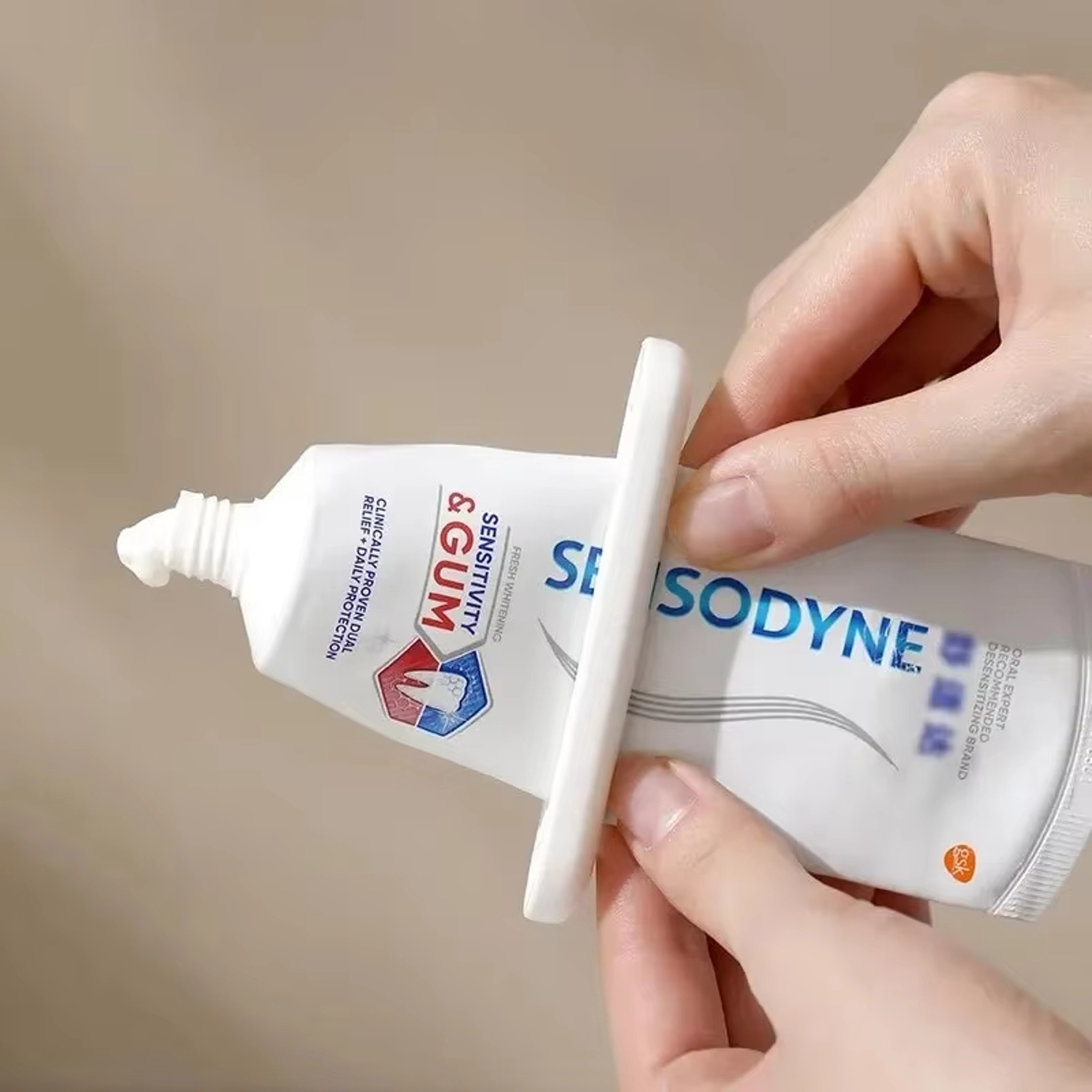 Efficient Toothpaste Squeezer Roller Clip Easy Tube Squeezer Tool for Bathroom Organization – view 5