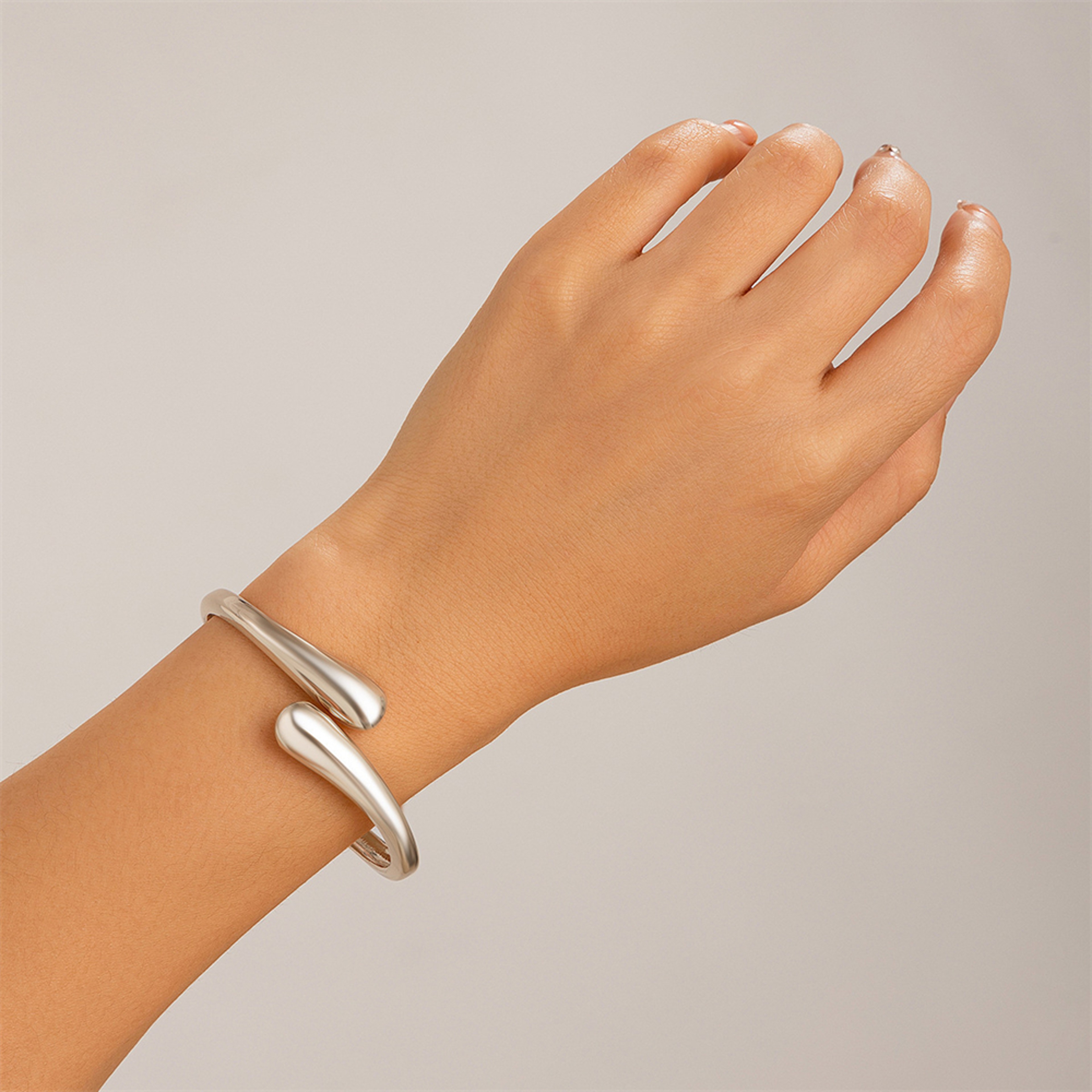 Chunky Cuff Bracelet For Women Gold Open Cuff Statement Bangle With Irregular Waterdrop Design 5