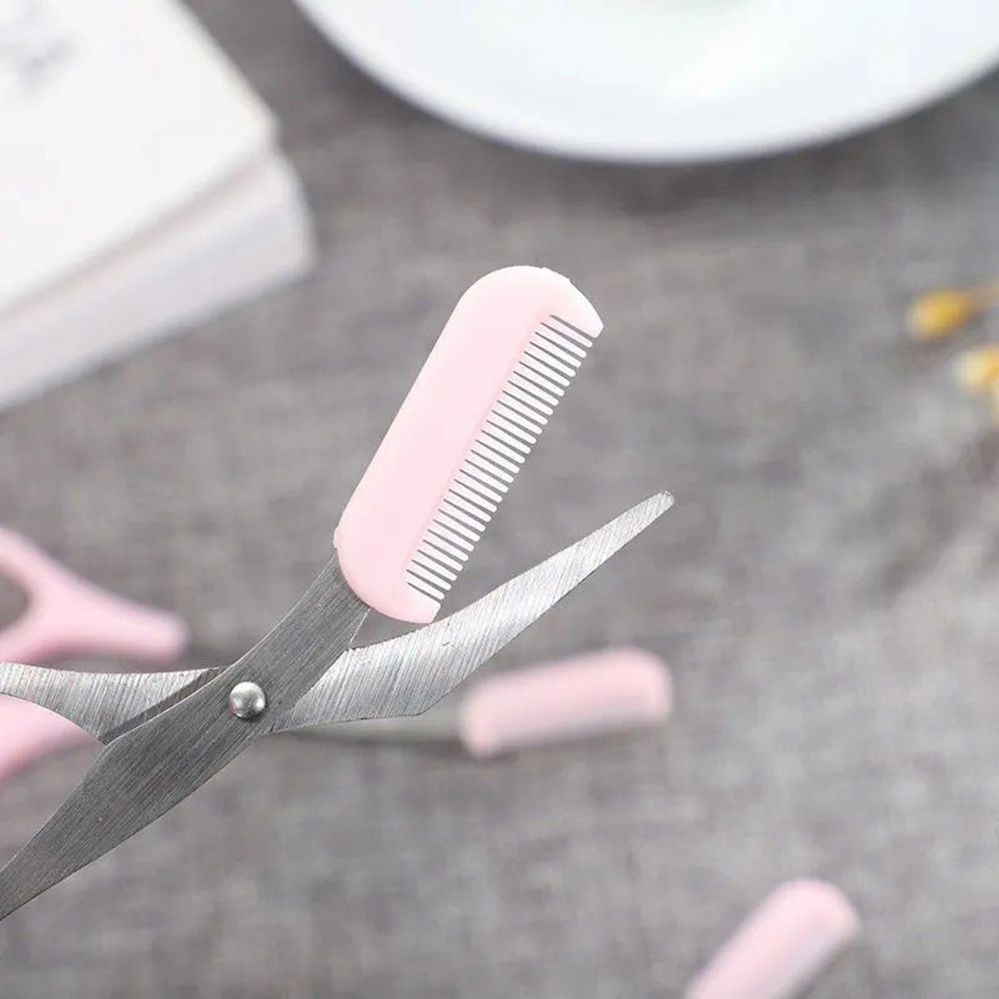 Eyebrow Trimming Scissors With Comb for Precise Brow Shaping – view 3