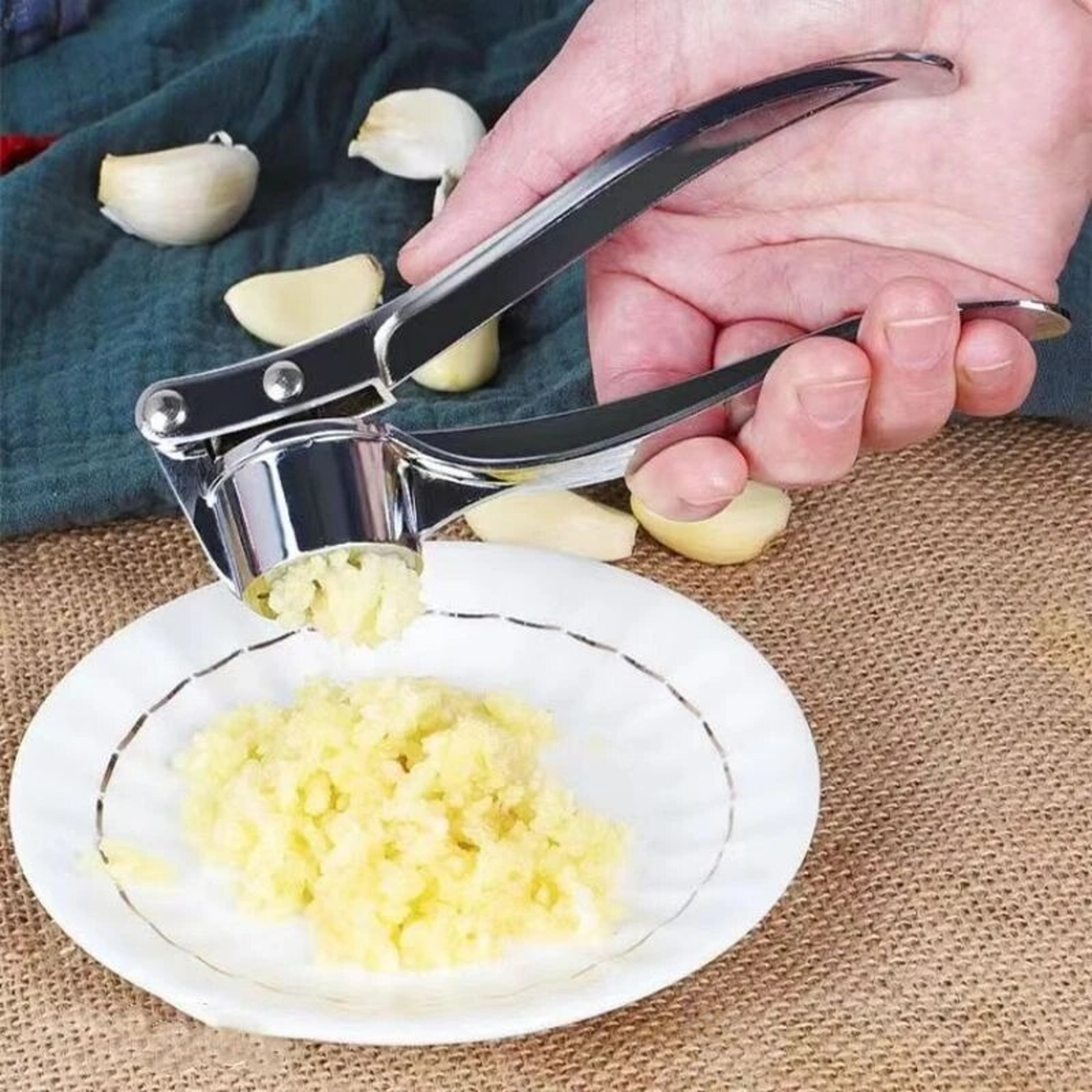Manual Garlic Press With AntiSlip Grip And Stainless Steel Blade 2