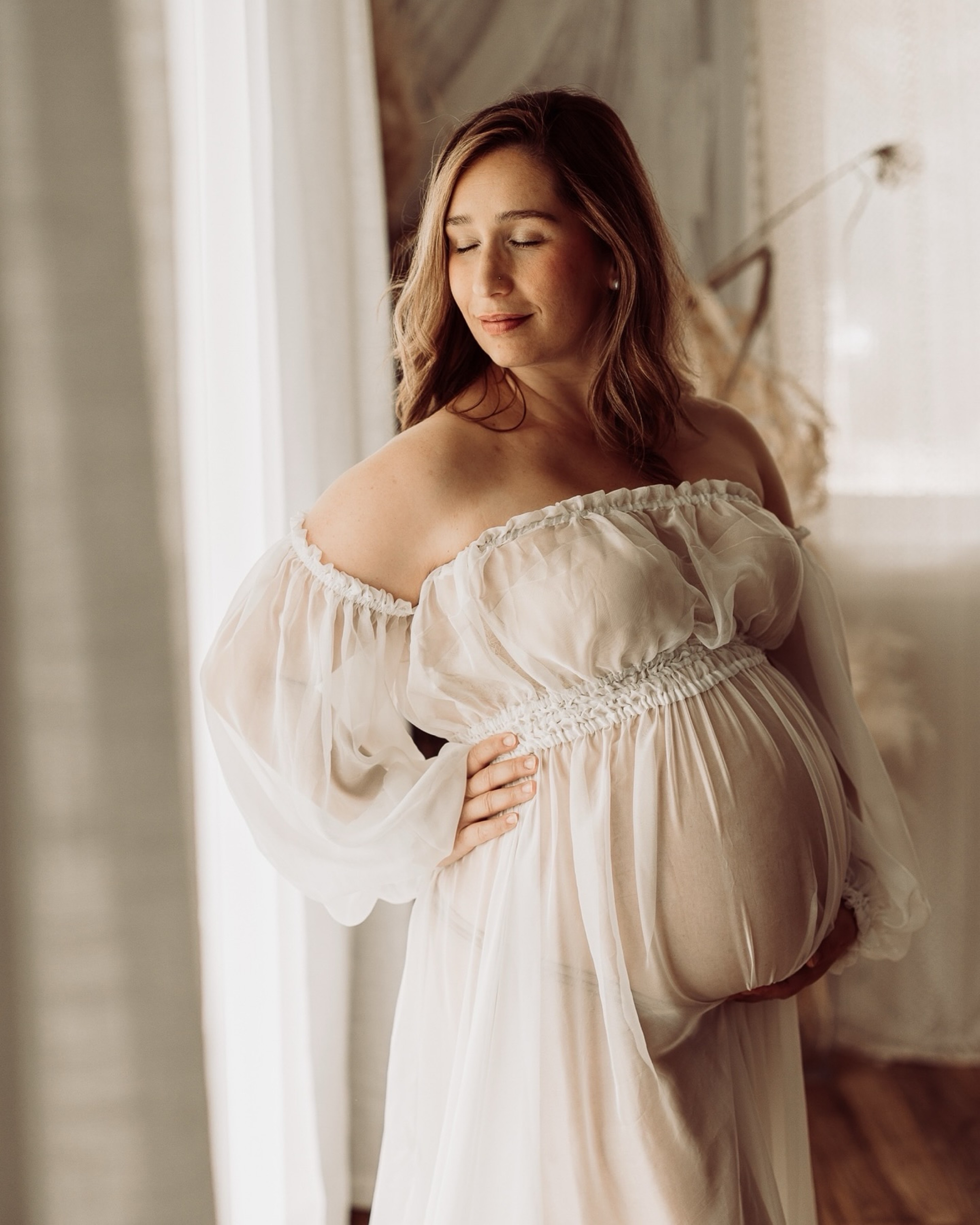 Elegant Off-Shoulder Chiffon Maternity Dress with Long Sleeves for Photoshoots – view 5