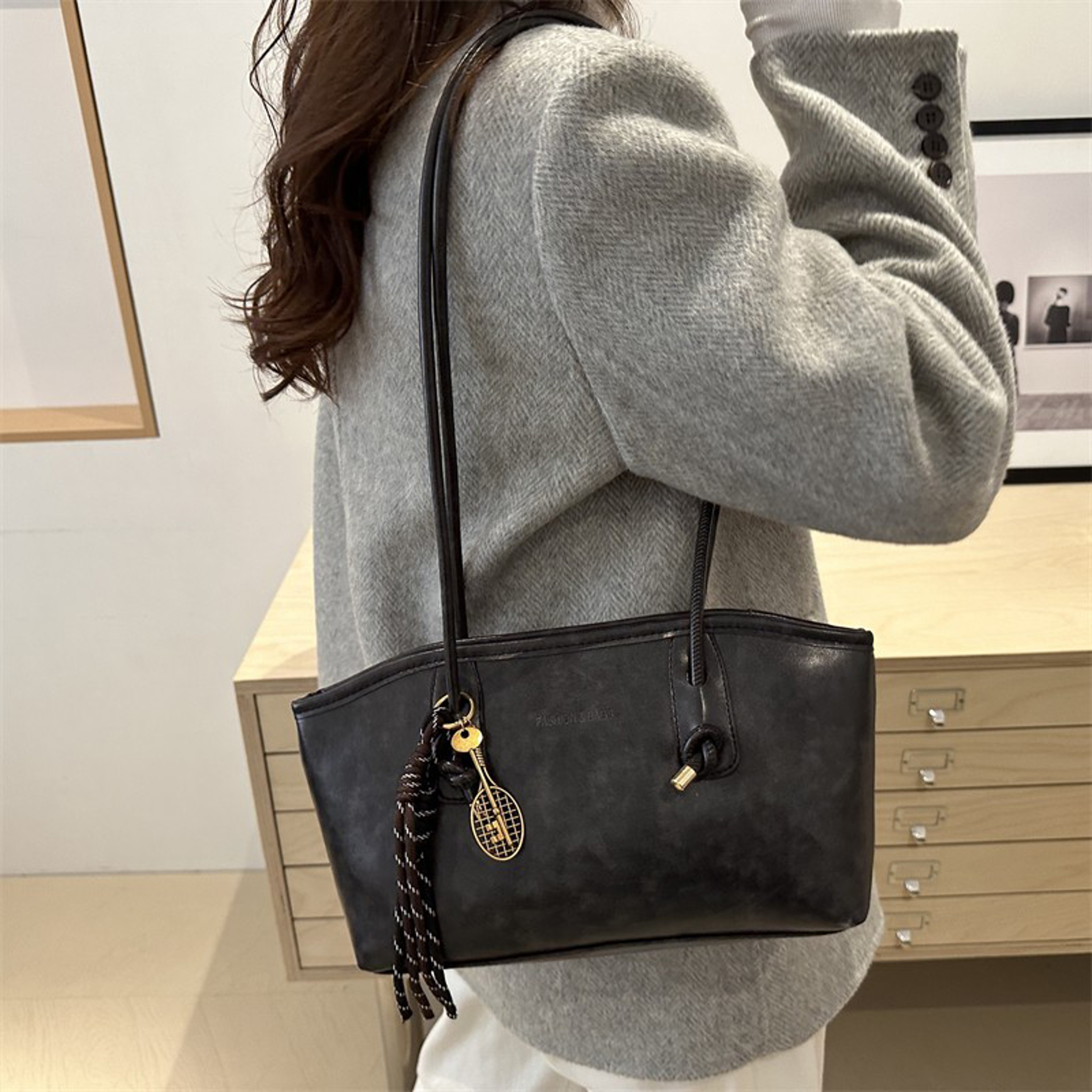 Retro Large Capacity Tote Bag For Women Korean Fashion Shoulder Handbag With Pendant 2