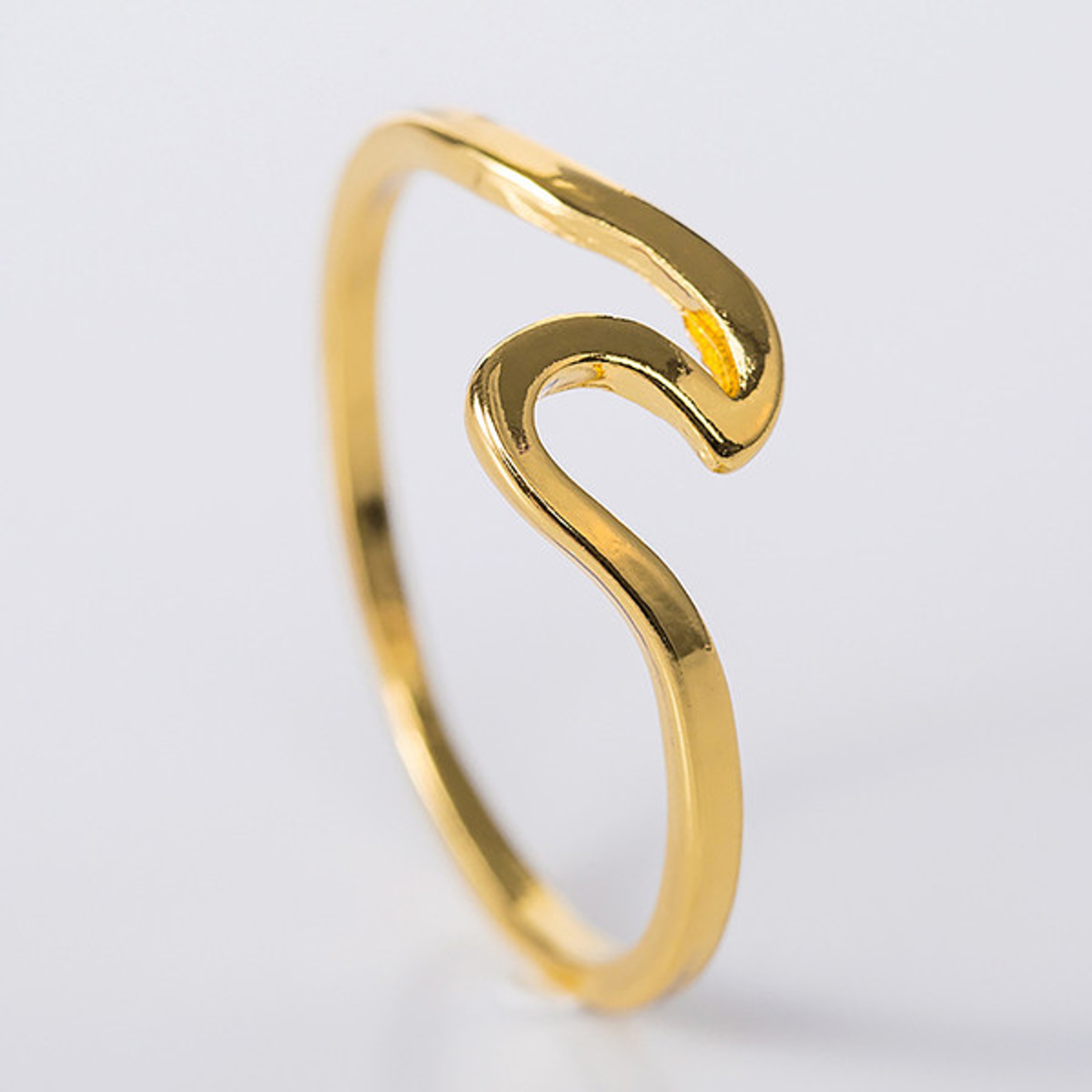 Minimalistic Ocean Wave Ring gold