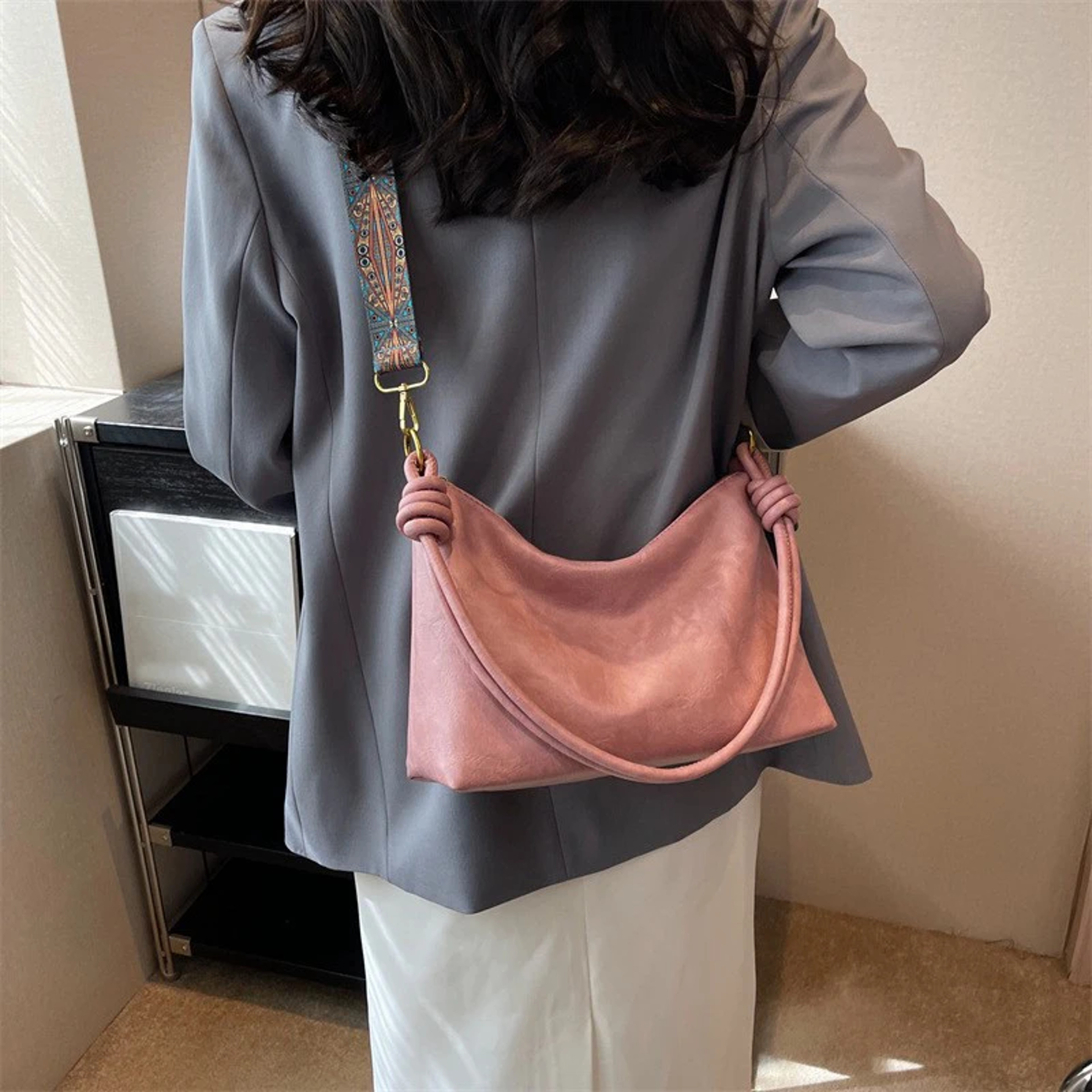 High-End Soft Leather Crossbody Bag with Geometric Wide Strap – view 5