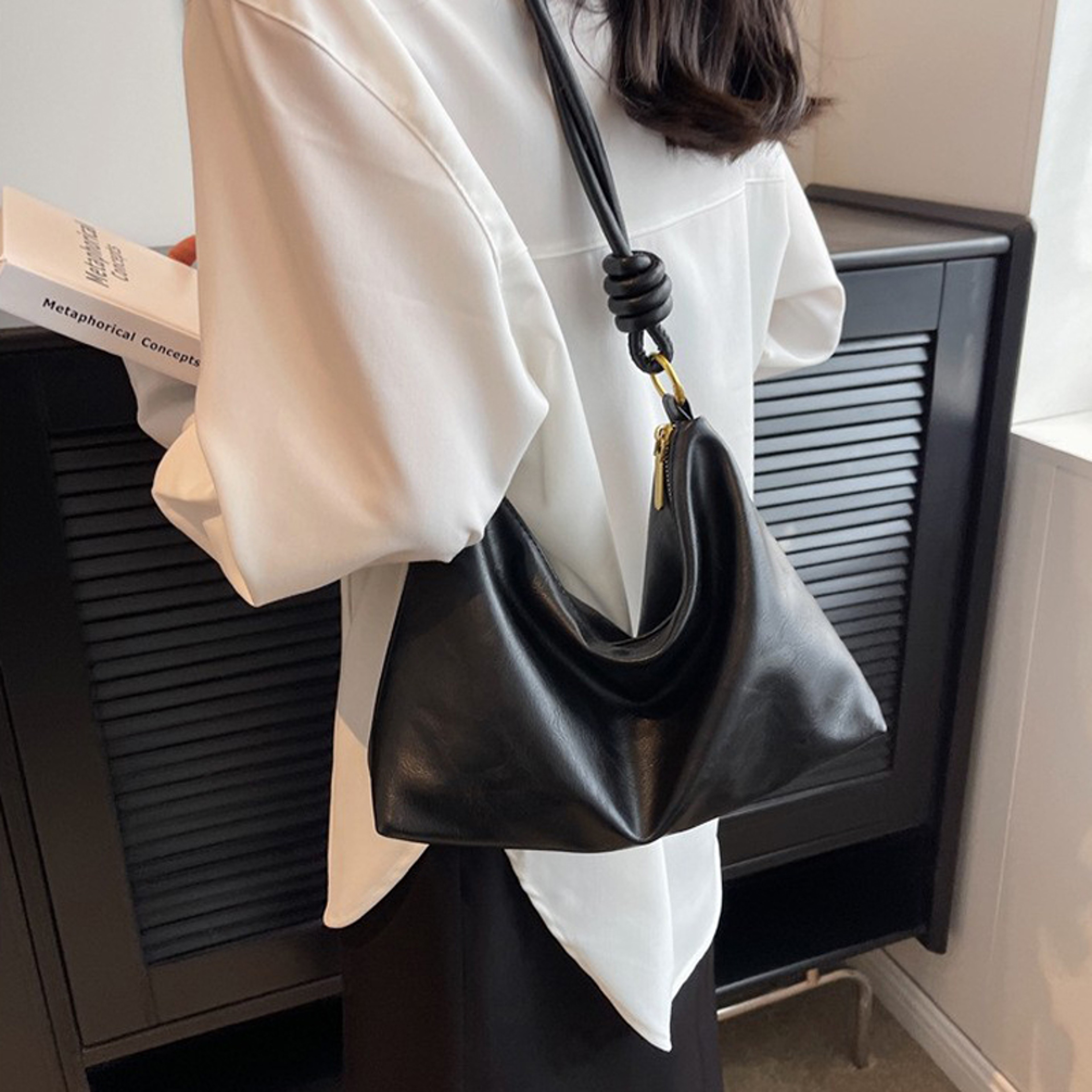 High-End Soft Leather Crossbody Bag with Geometric Wide Strap – view 7