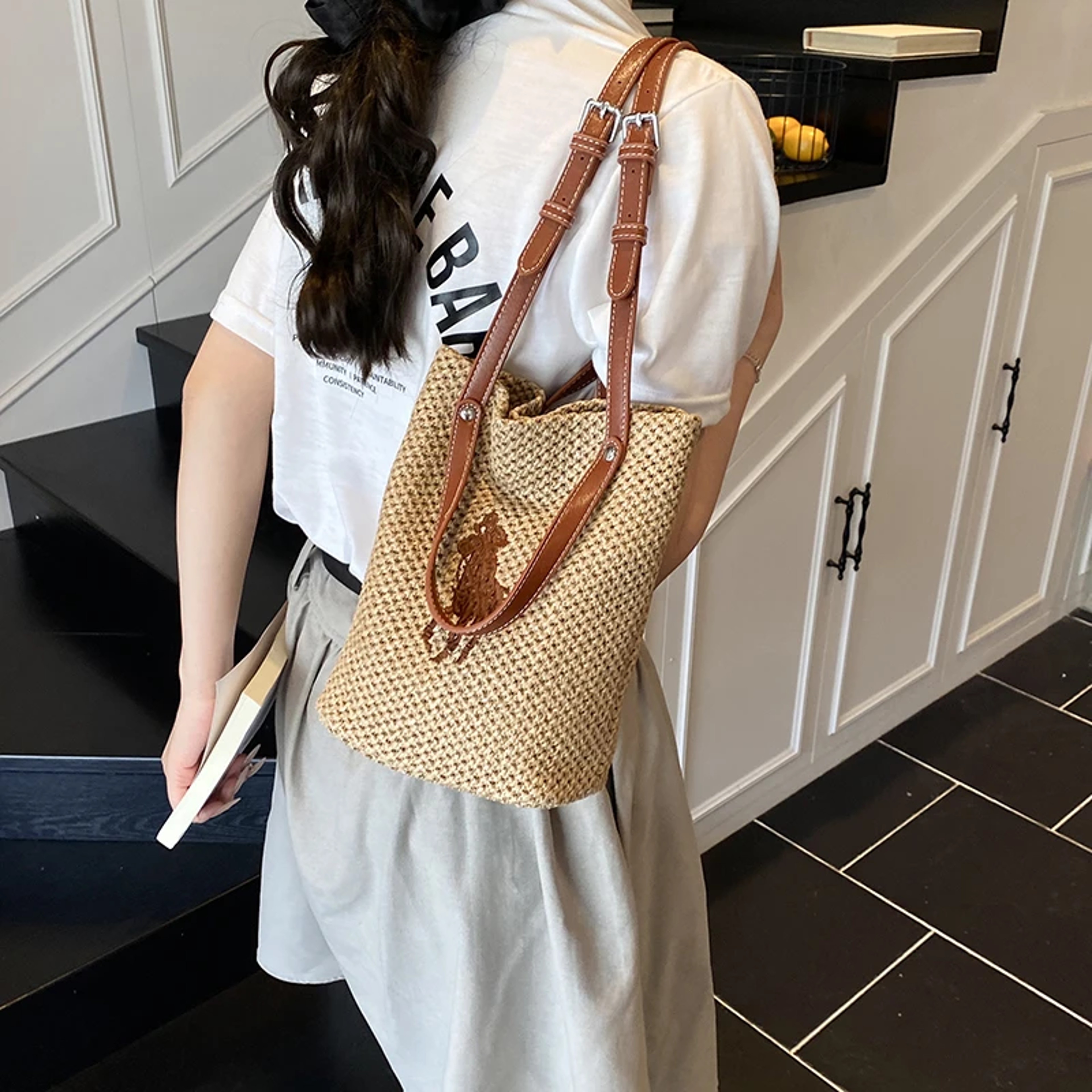 Elegant Leather Messenger Bag with Gold Hardware, Chic Daily Crossbody Shoulder Handbag for Women – view 2