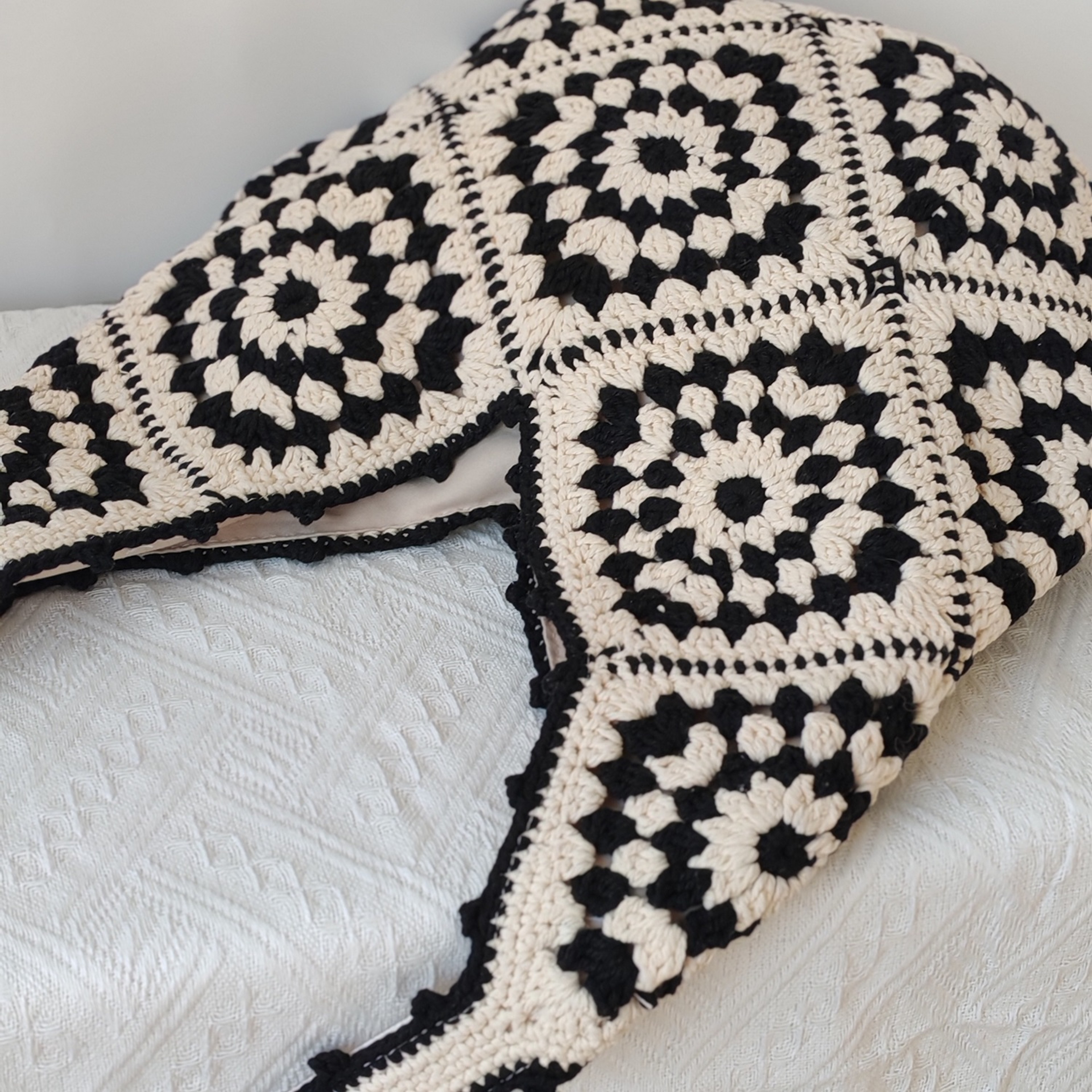 Handmade Crochet Granny Square Shoulder Bag Retro Black and White Knitted Tote – view 4