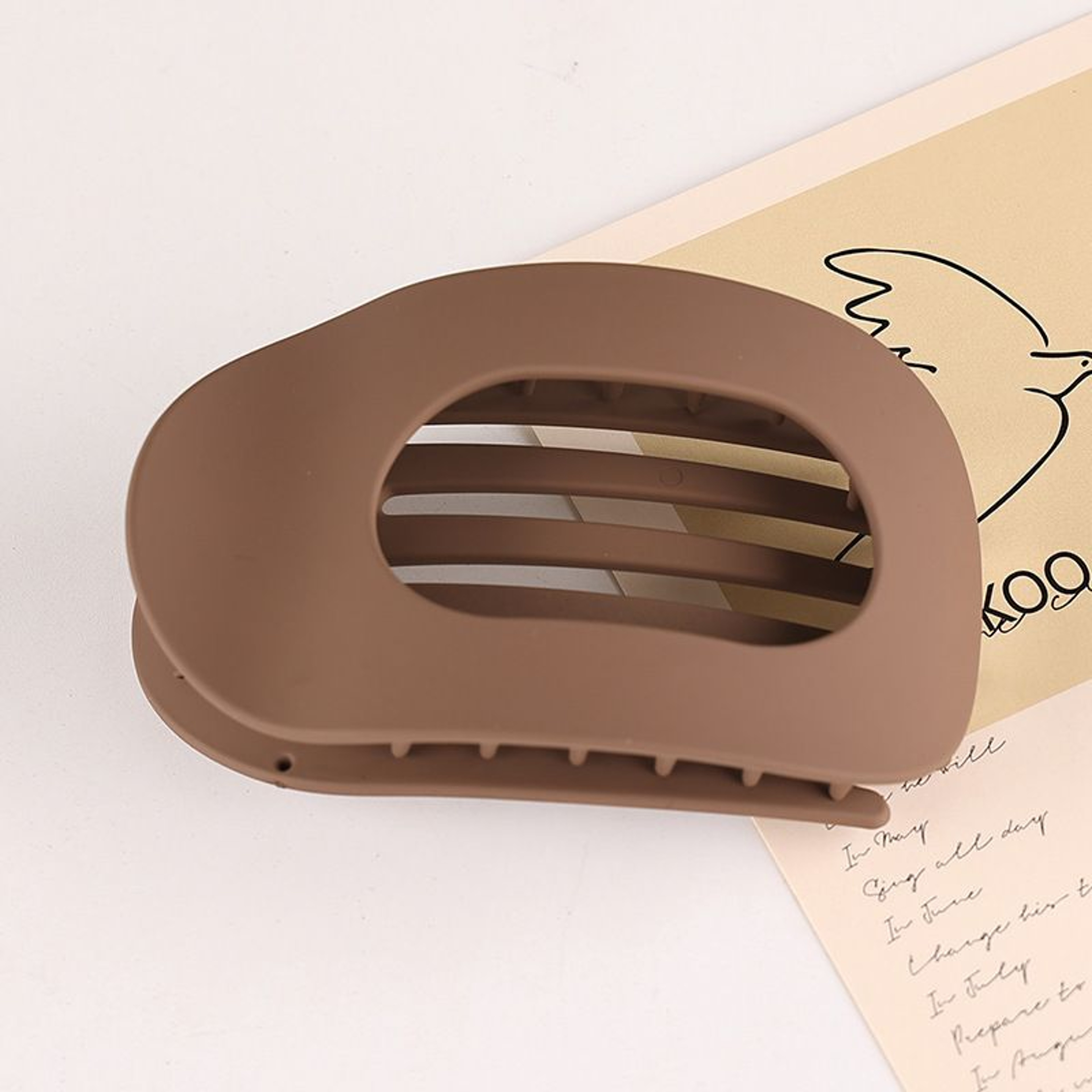 Flat Circular Hair Clip With Duckbill Grip Strong Teeth Comfortable Curved Design 5
