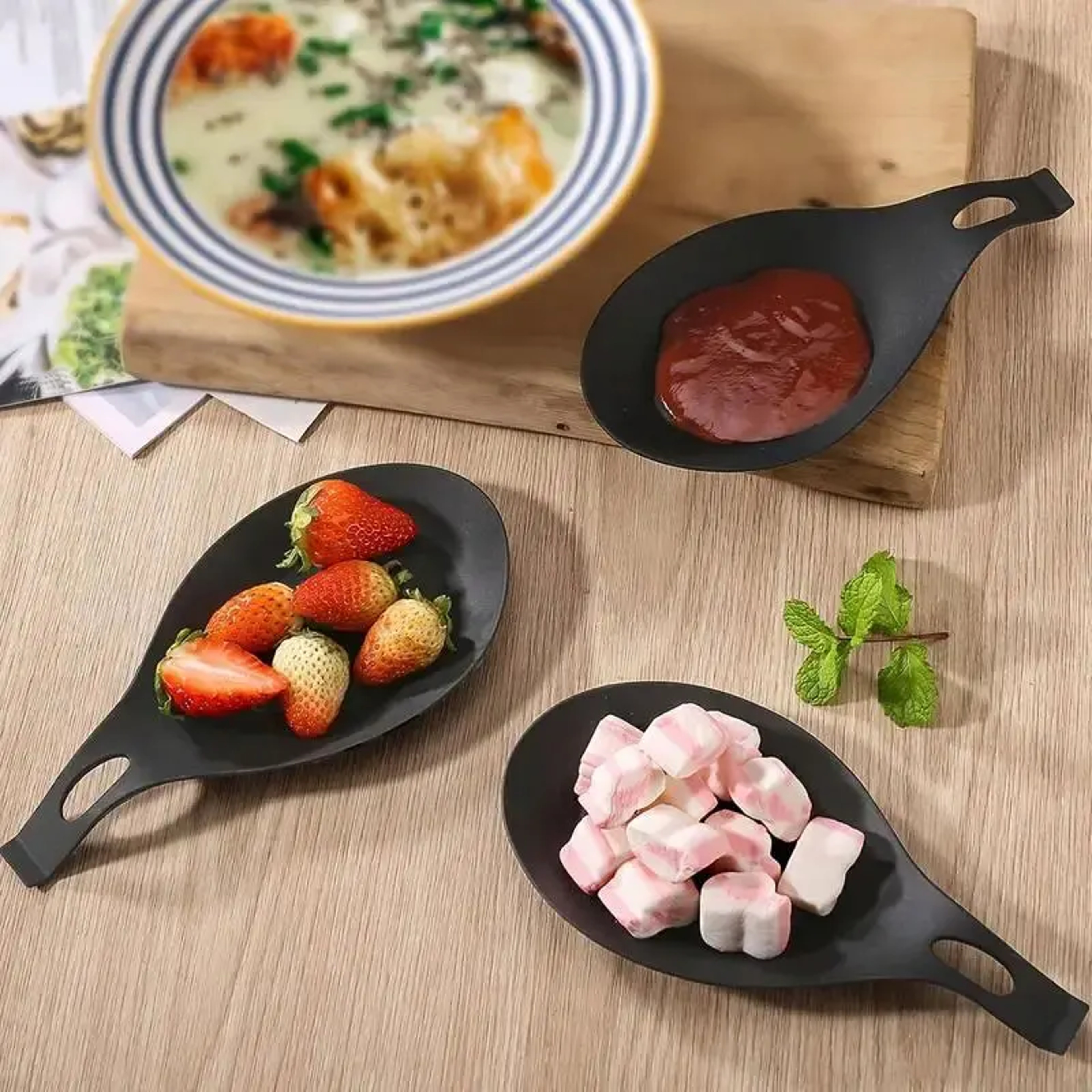 HeatResistant Silicone Spoon Rest And Spatula Holder  Durable Kitchen Utensil Tray 0