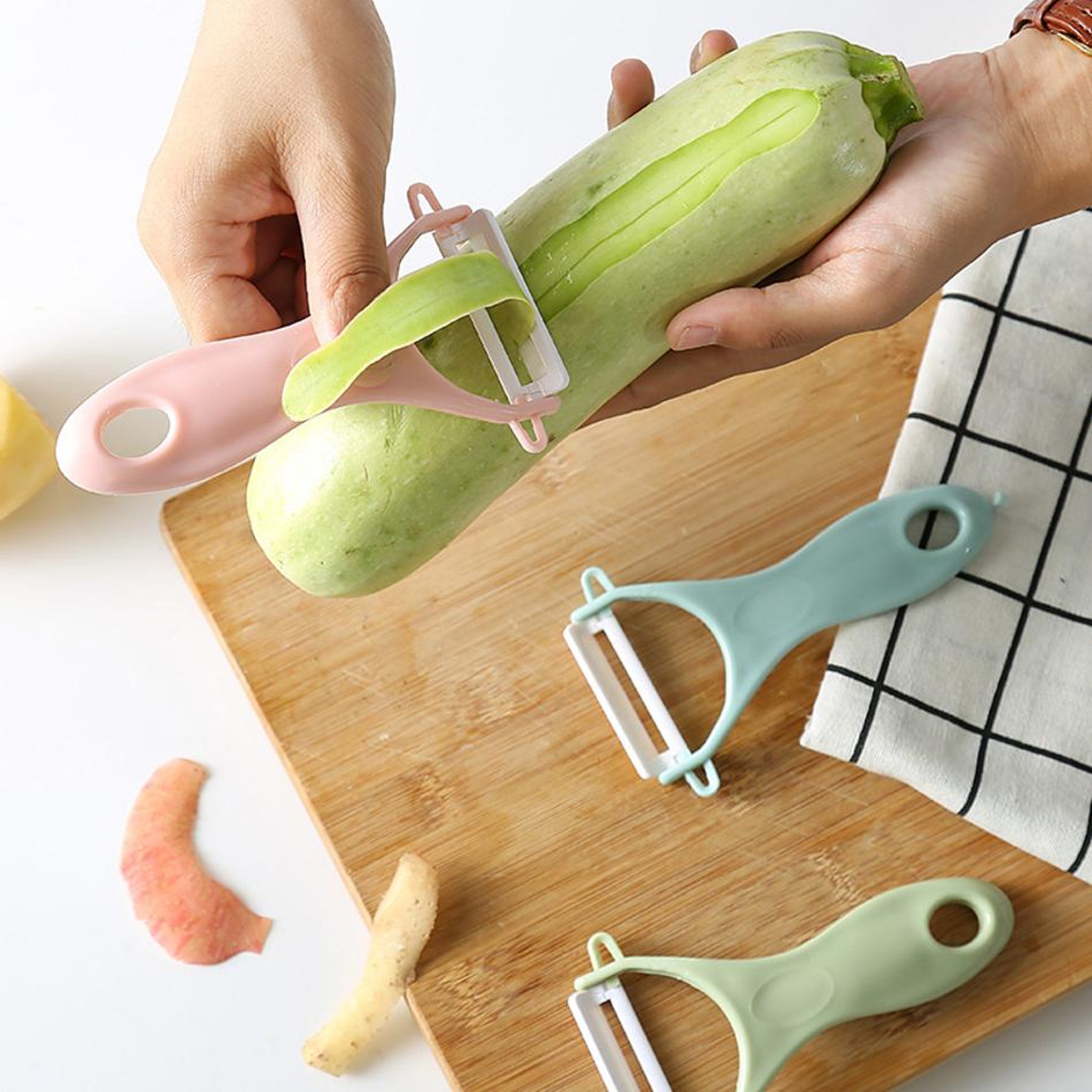 Multi-purpose Ceramic Peeler, Vegetable and Fruit Peeler, Random Color Cooking Tool – view 2