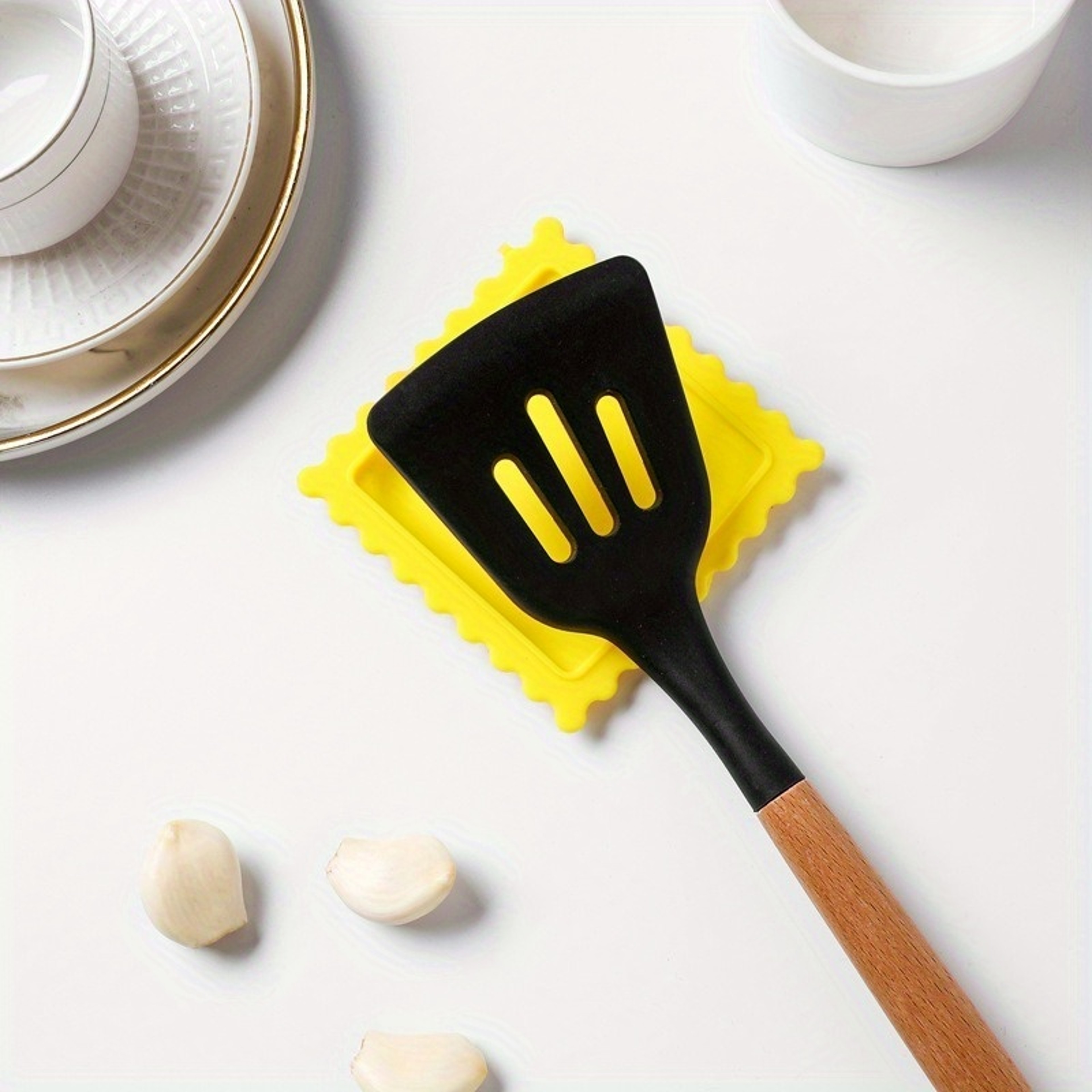 Heat Insulating Cartoon Biscuit-Shaped Spoon Rest, Anti-Scalding Silicone Mat for Kitchens – view 6