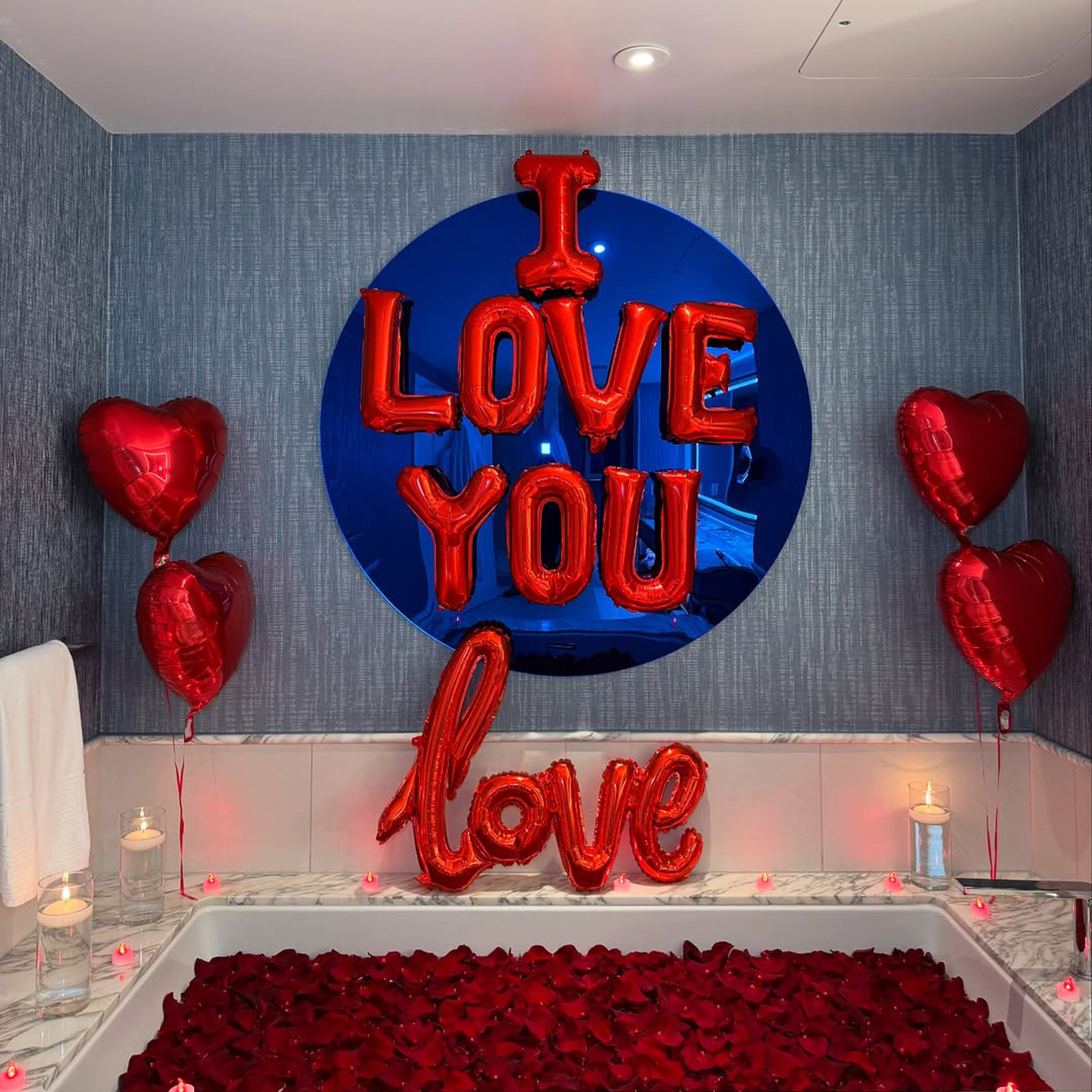 Heart Shaped Aluminum Film Balloon with Red Simulated Petals for Valentine's Day Wedding Decoration – view 2