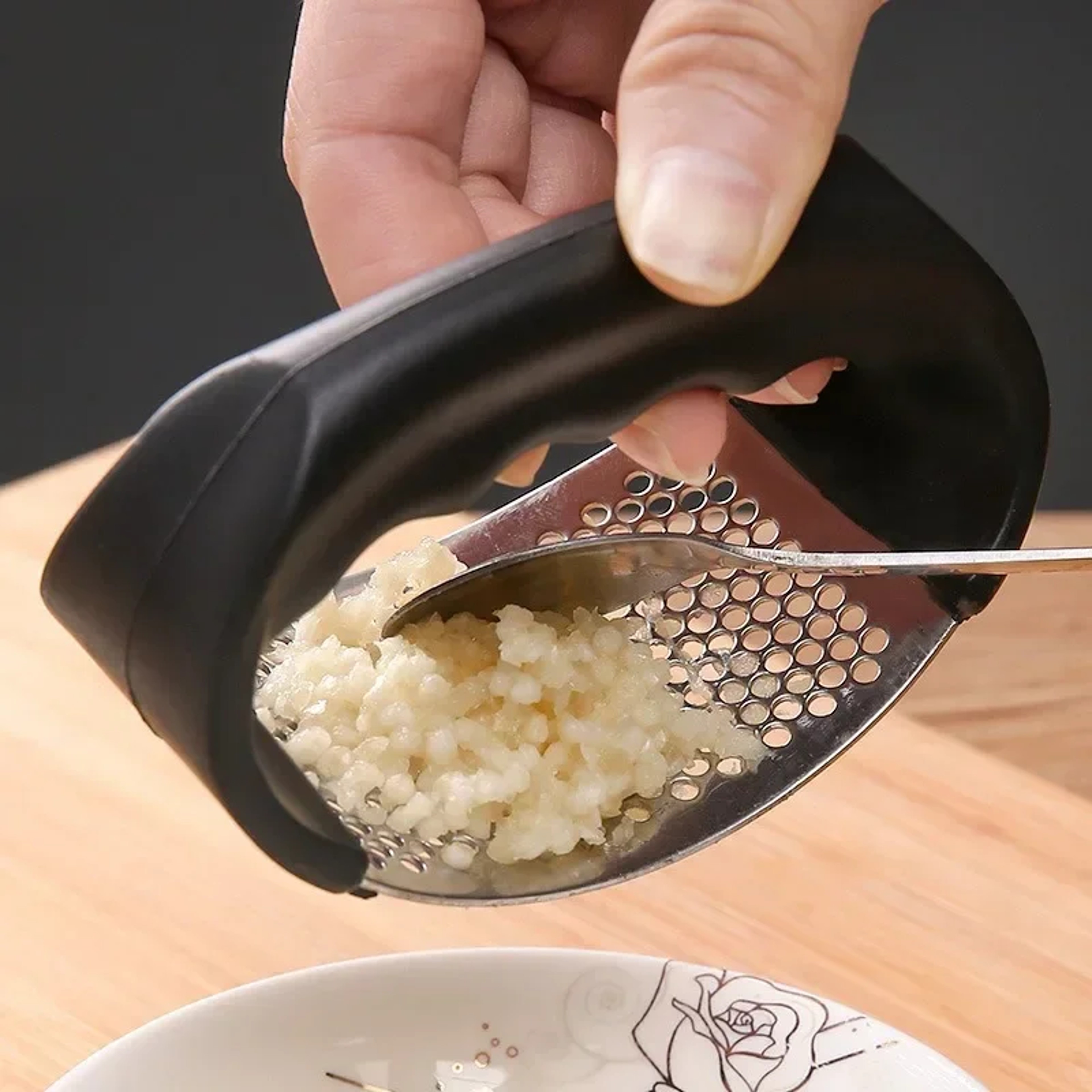 Manual Garlic Mincer Chopping, Stainless Steel Garlic Press Crusher Kitchen Accessories – view 3