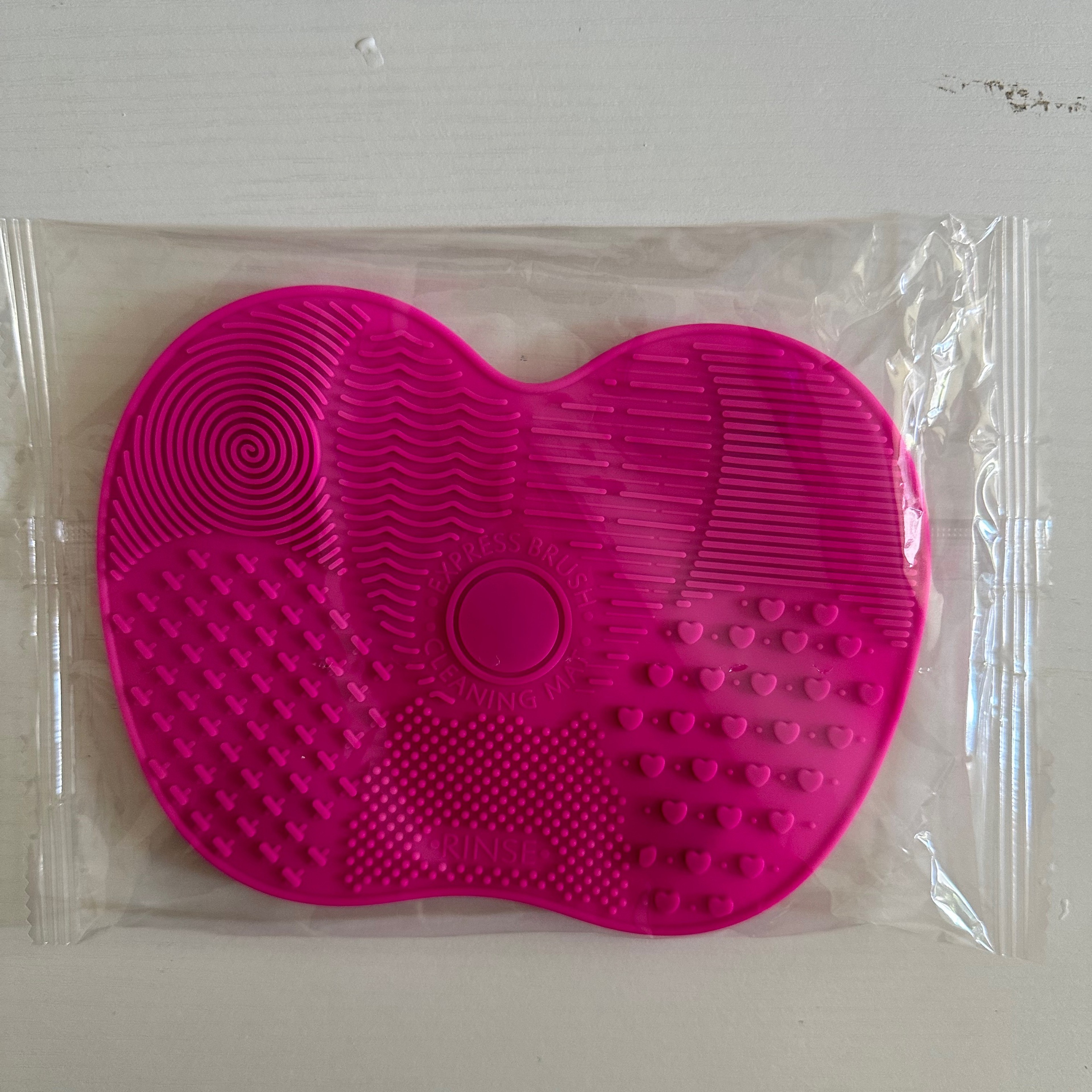 Silicone Apple Makeup Brush Cleaner Pad with Suction Cup for Deep Cleaning – view 7