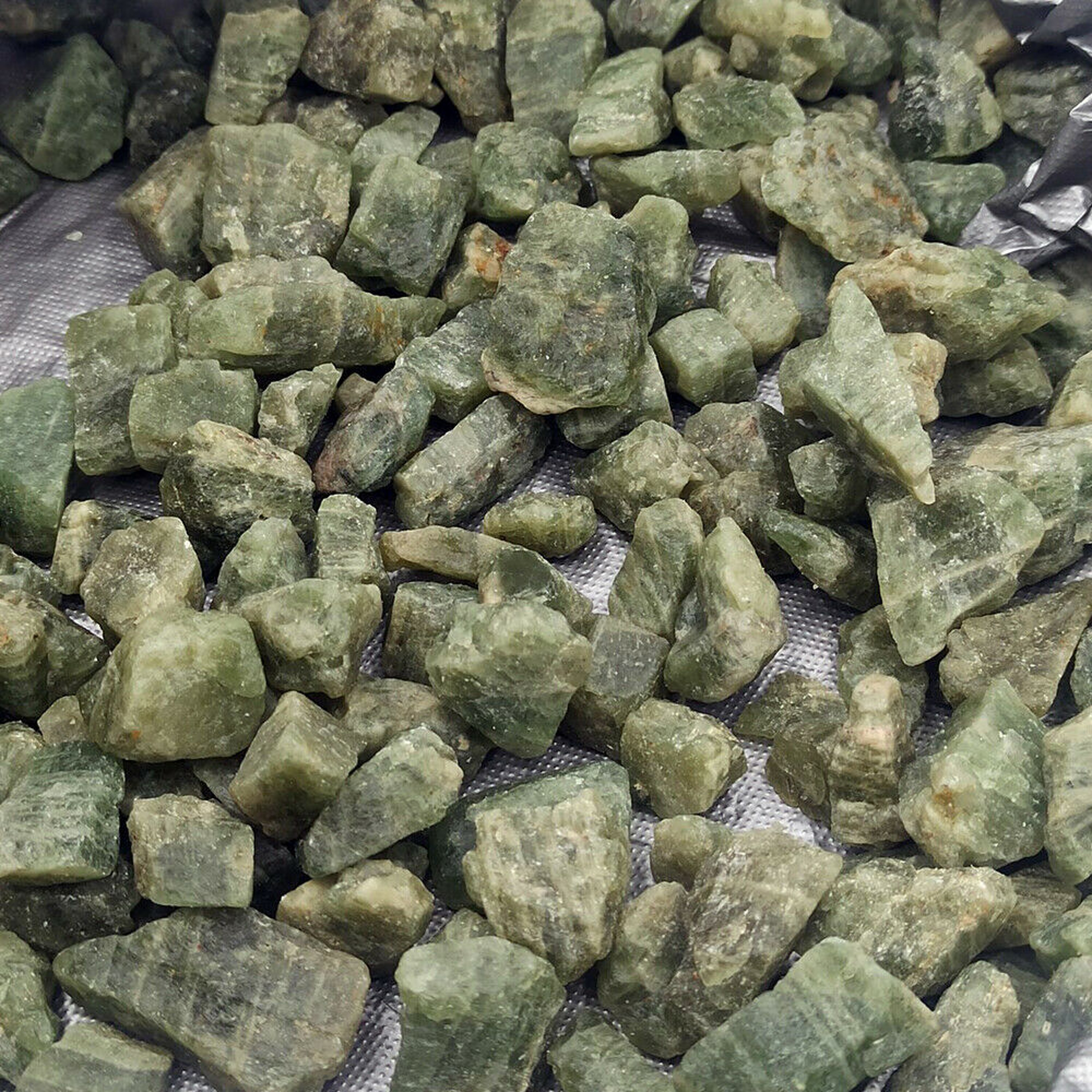 Green Apatite Raw Stone Quartz Crystal for Reiki Healing, Natural Mineral Specimen, Home Garden Decoration Gift – view 1