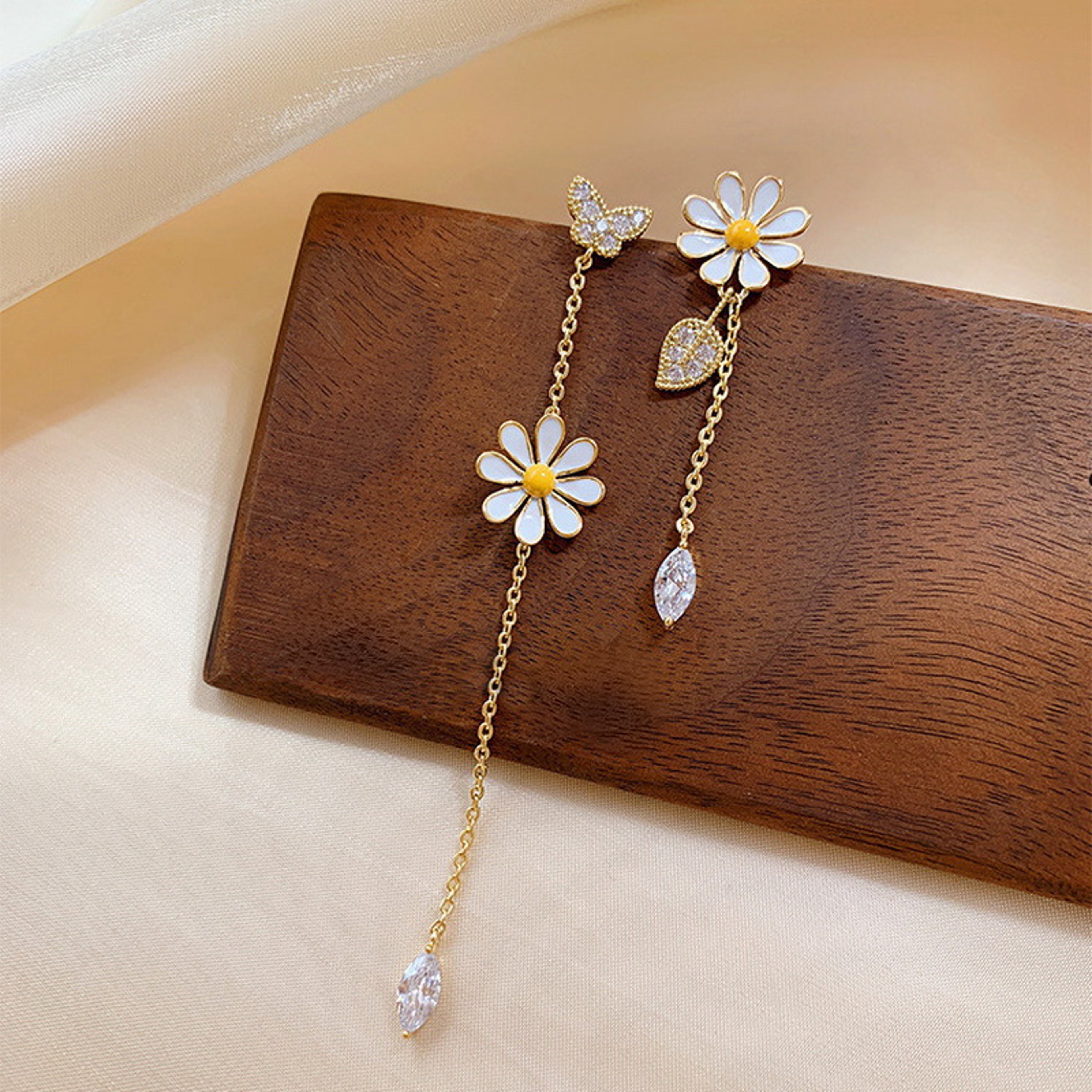Style Daisy Flower Earrings With Rhinestone Tassels Asymmetrical Floral Statement Jewelry 1