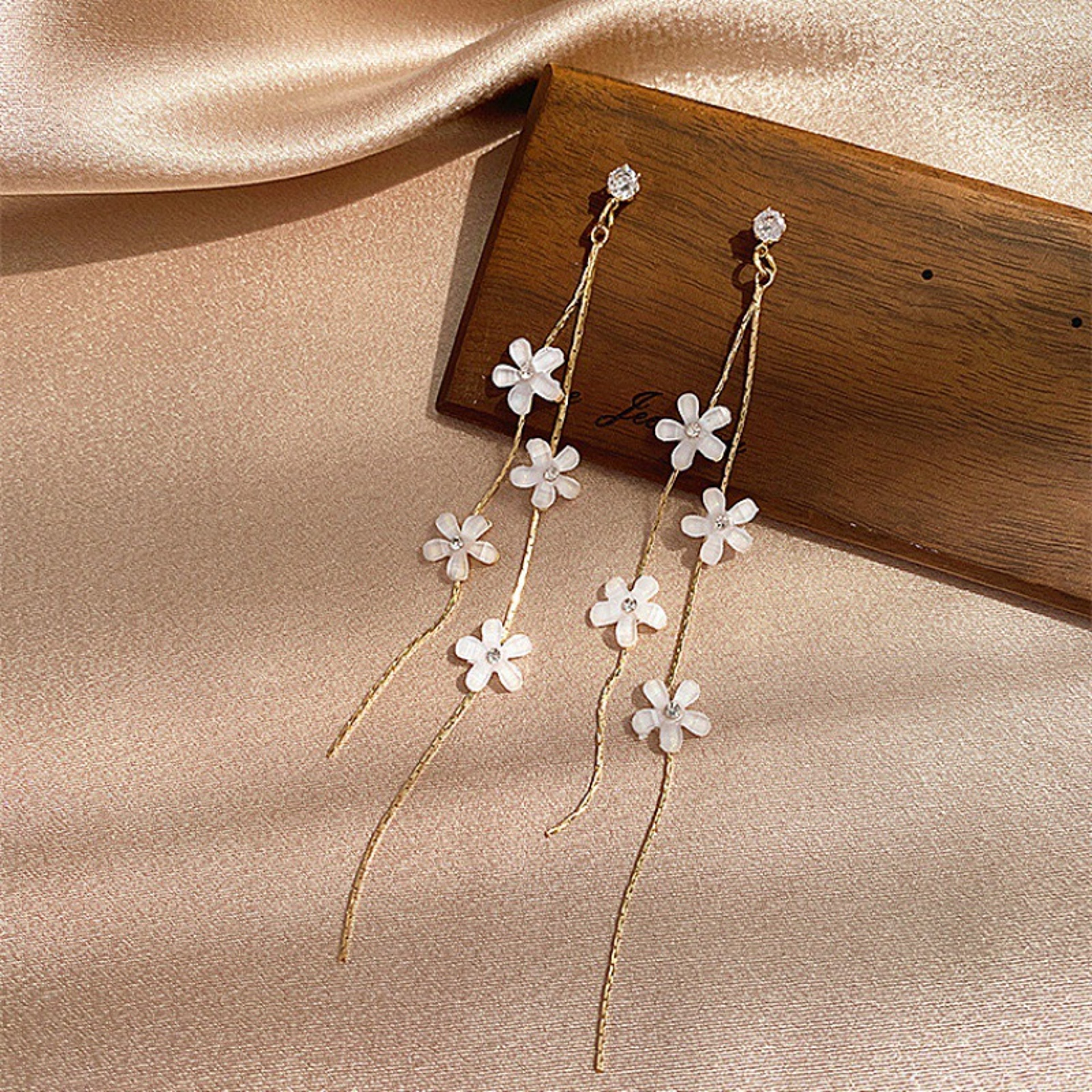 Style Daisy Flower Earrings With Rhinestone Tassels Asymmetrical Floral Statement Jewelry 5