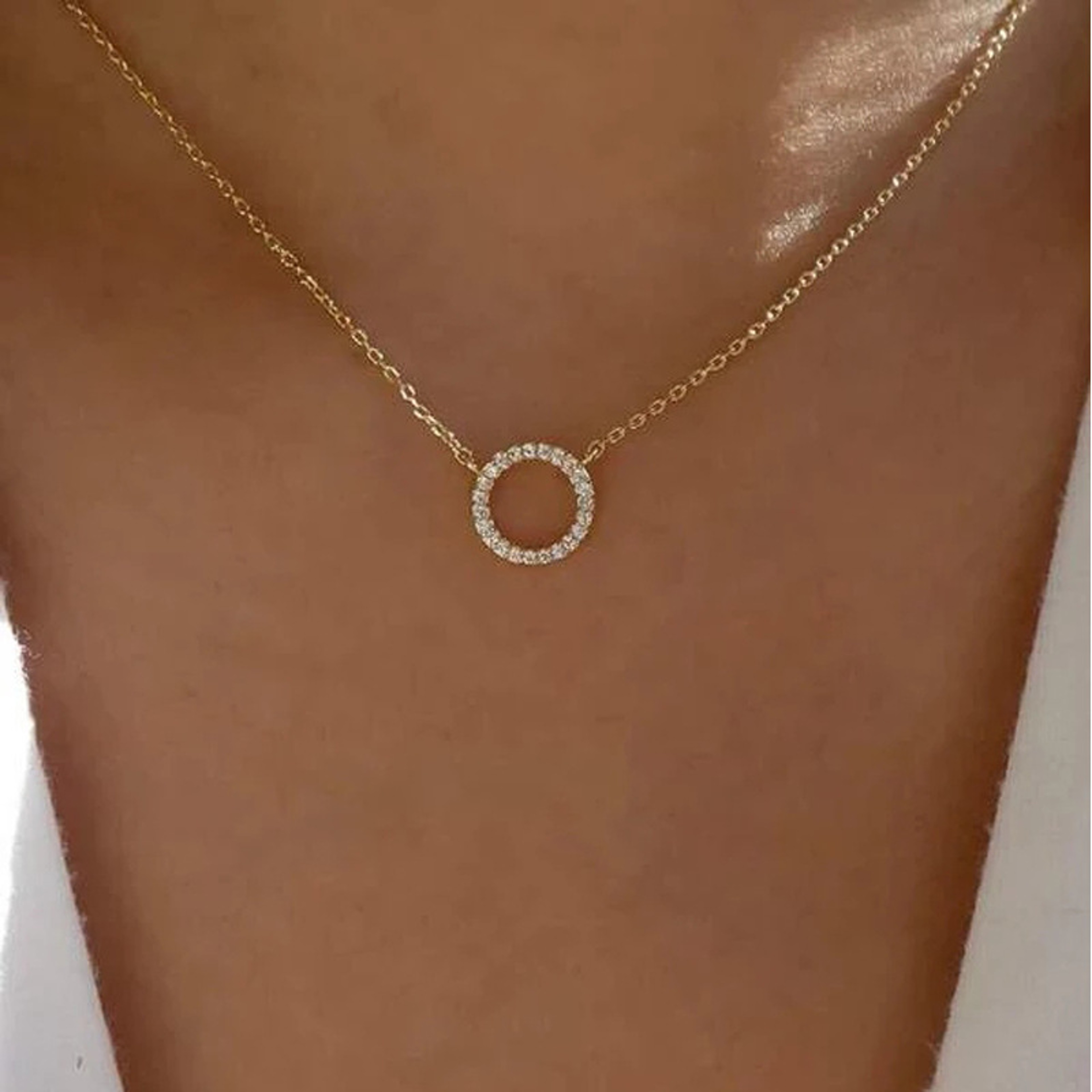 Elegant Crystal Circle Pendant Necklace Minimalist Gold Pendant Necklace For Women 3