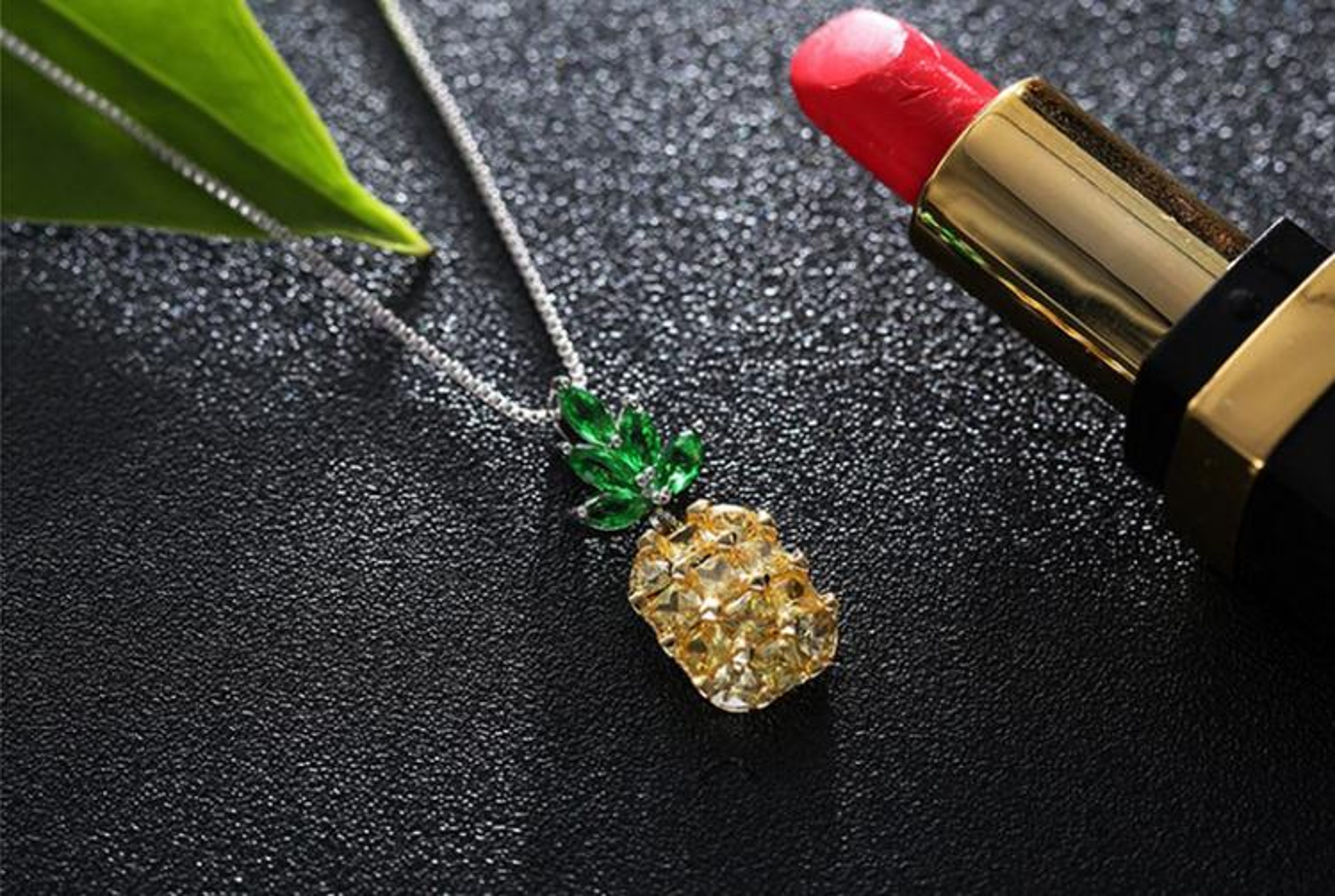 Sparkling Pineapple Pendant Necklace with Cubic Zirconia & Platinum Plated Chain for Women – view 5