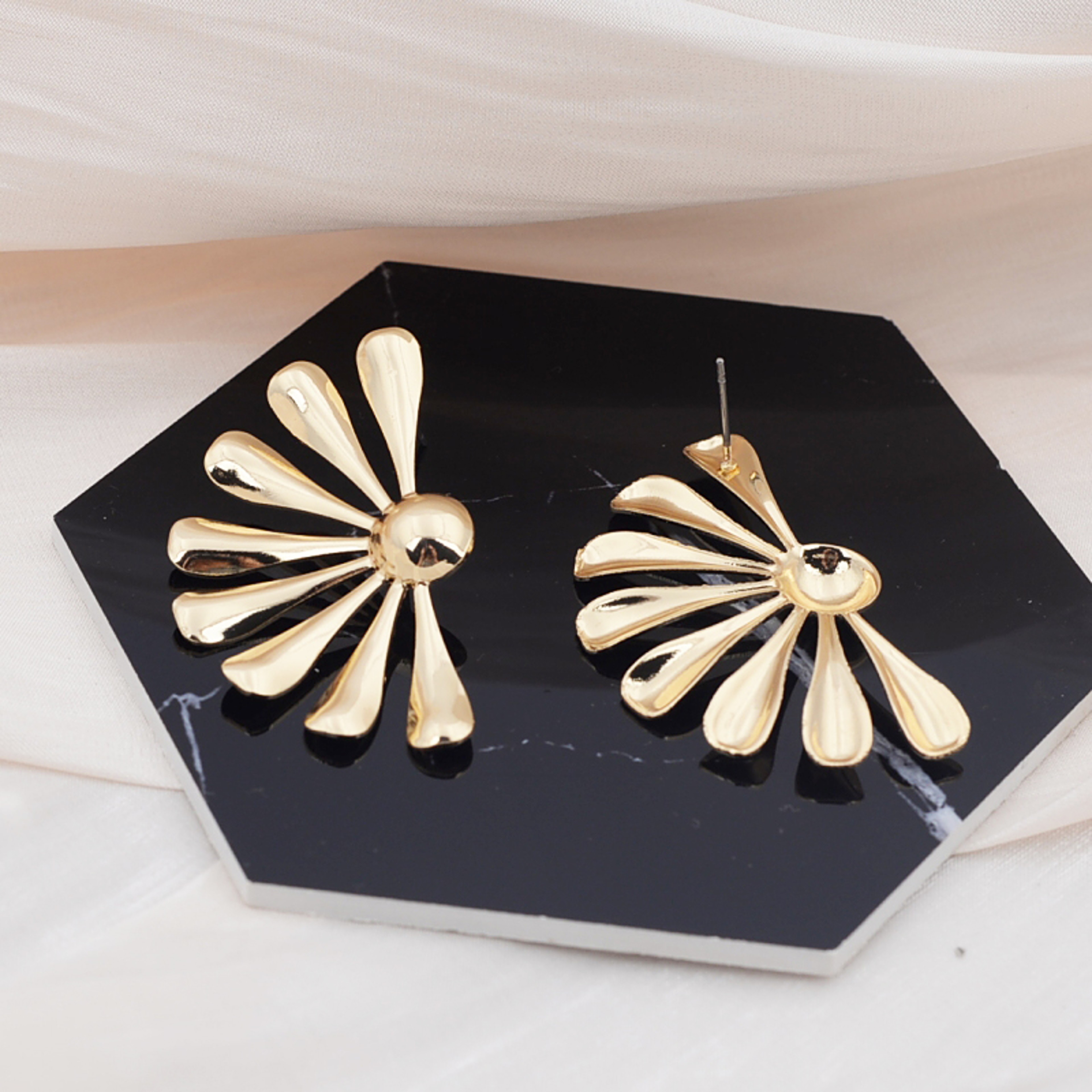 Blooming Sunflower Stud Earrings for Women Bold Floral Statement Earrings – view 4