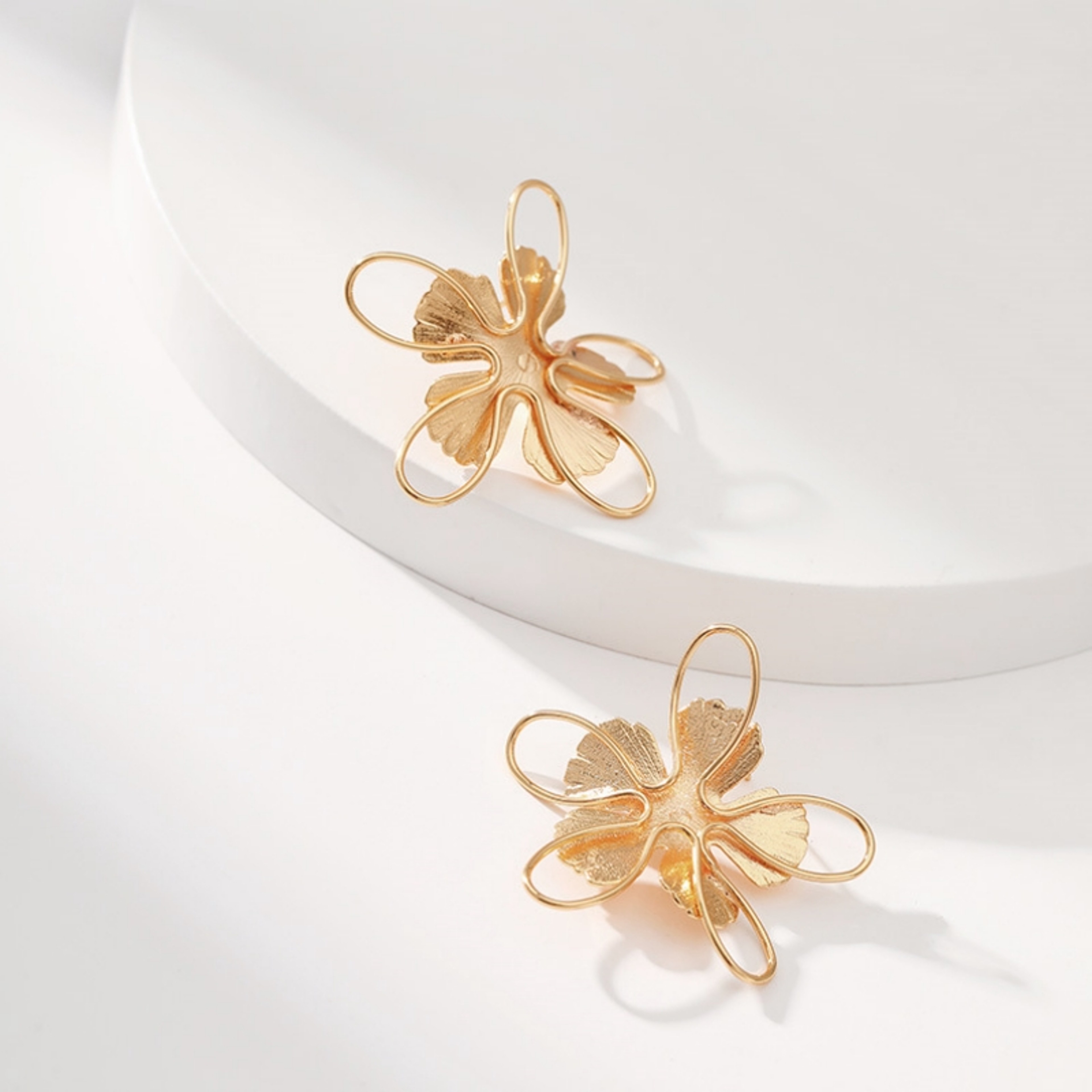 Elegant Flower Stud Earrings Hollow Metal Floral Statement Earrings In Gold Or Silver 4