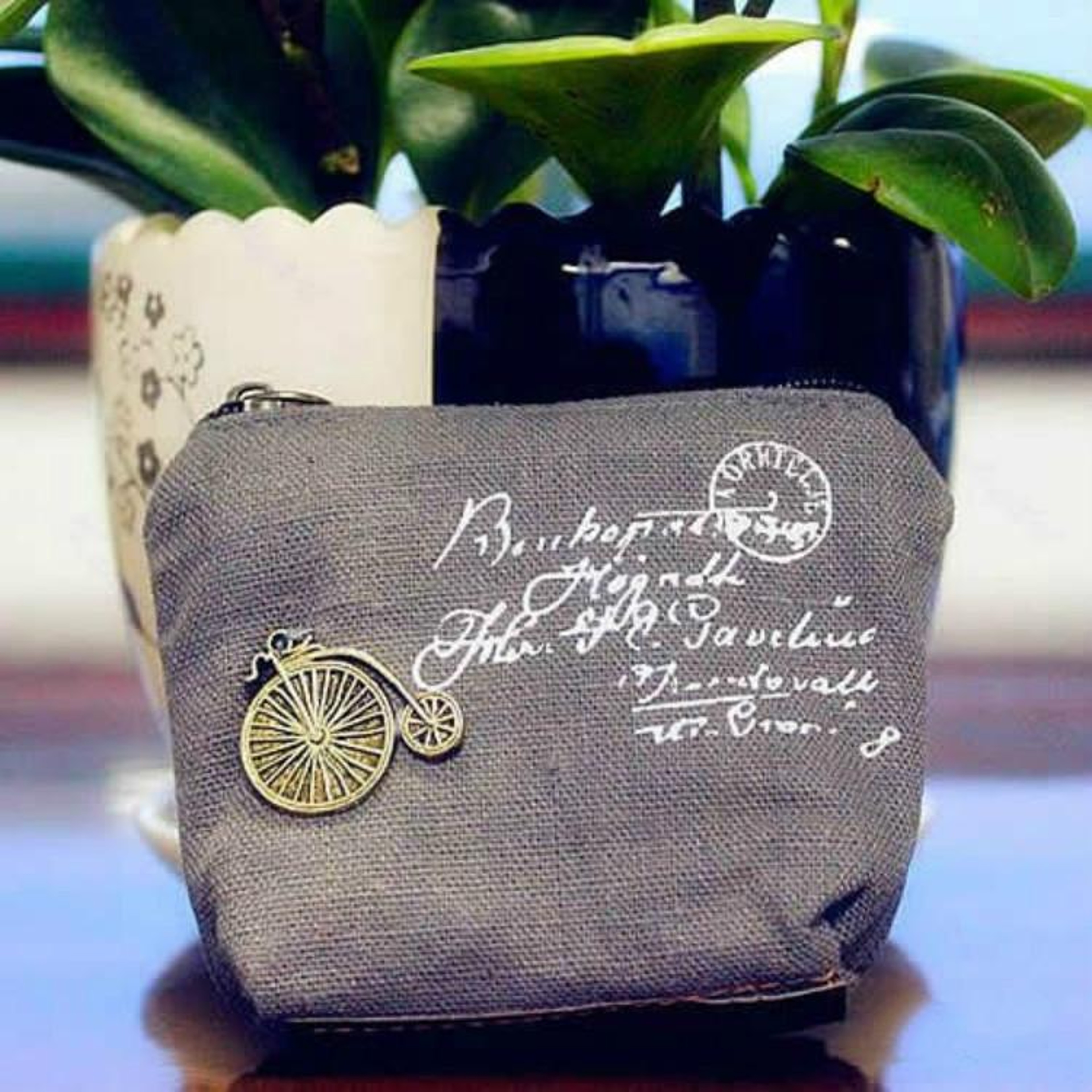 Vintage Mini Coin Purse with Nostalgic Design for Coins Cards and Small Essentials – view 1
