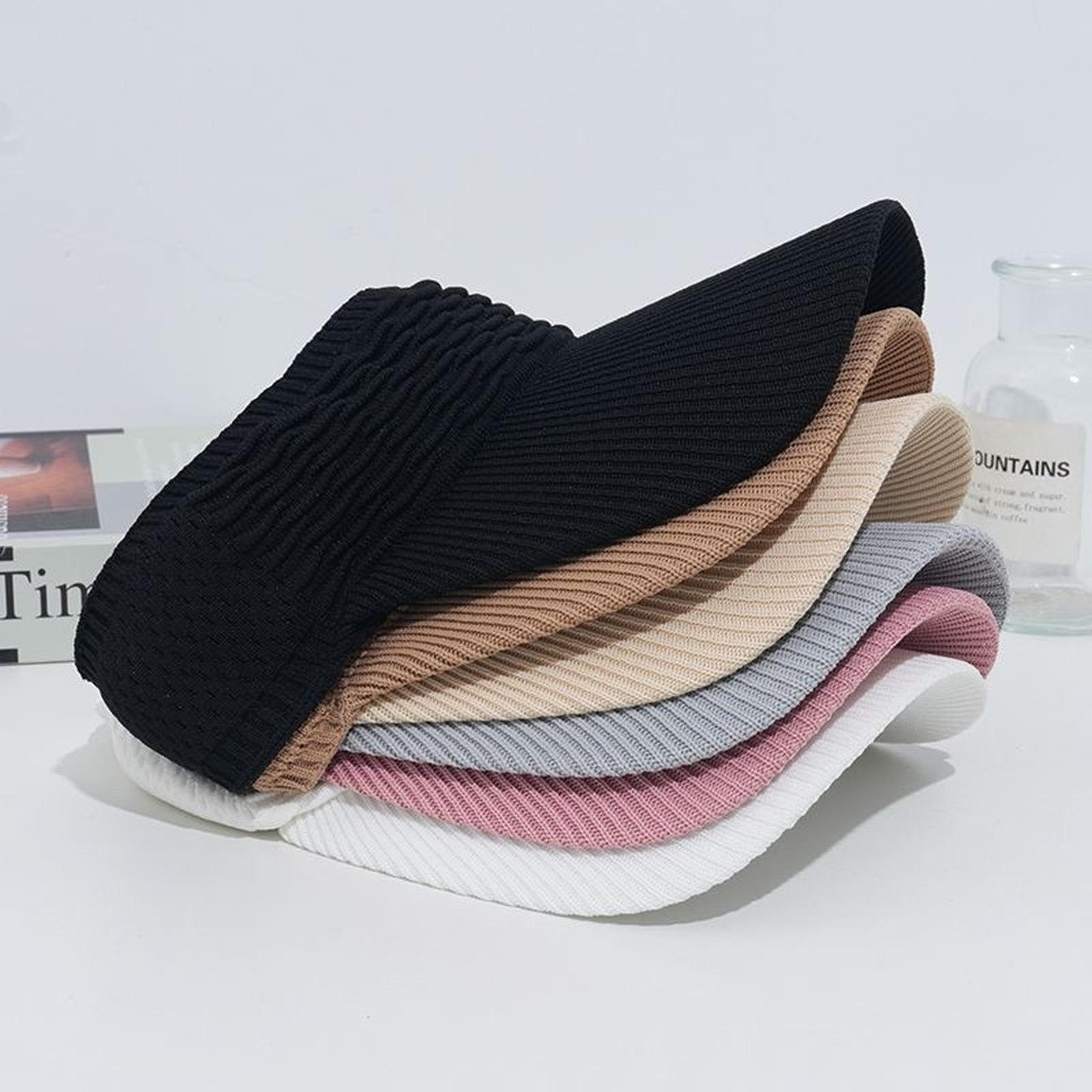 Knitted Sun Visor for Women with Wide Brim and Elastic Ponytail Opening – view 4