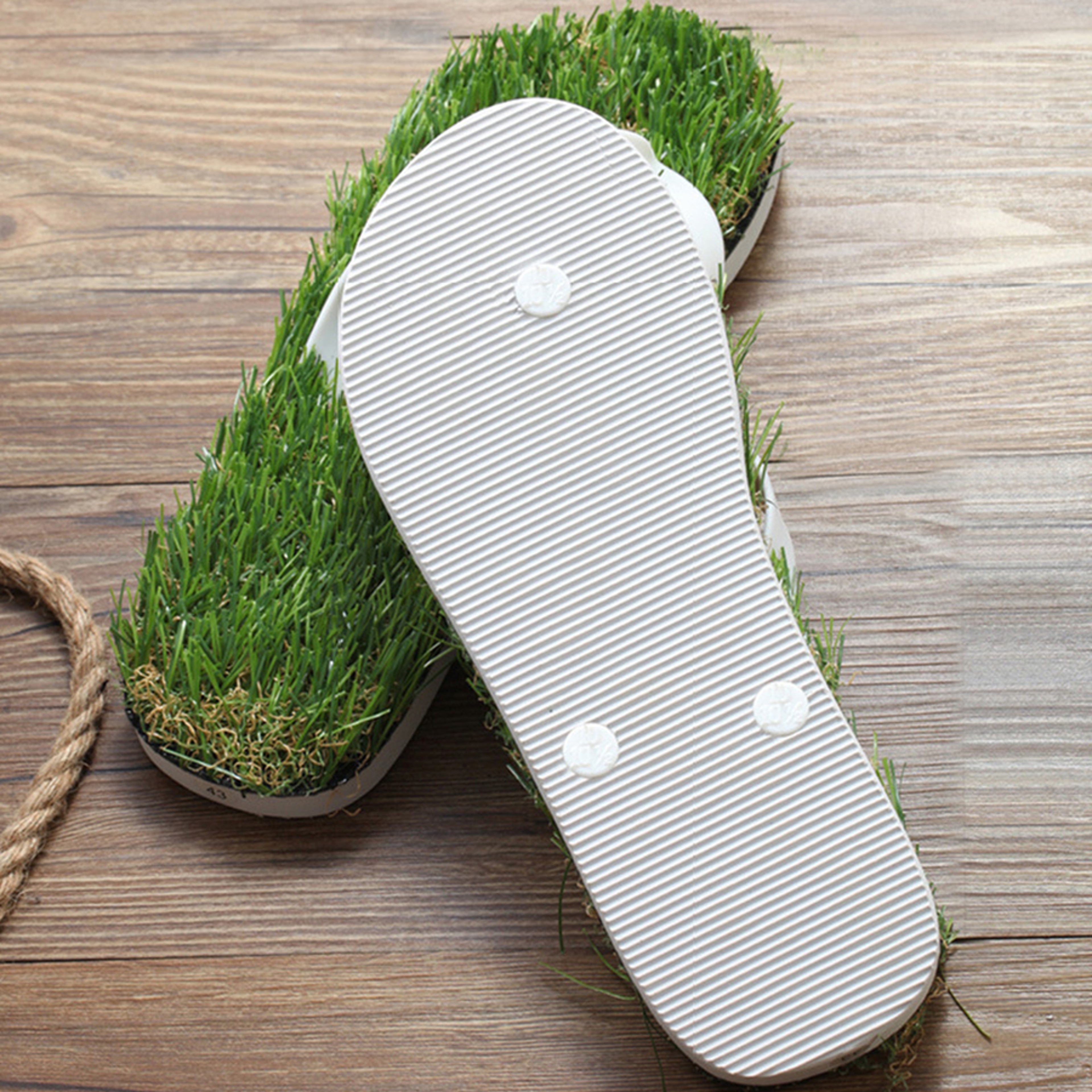 Imitation Grass Flip Flops for Men & Women, Comfortable Summer Beach Sandals – view 3