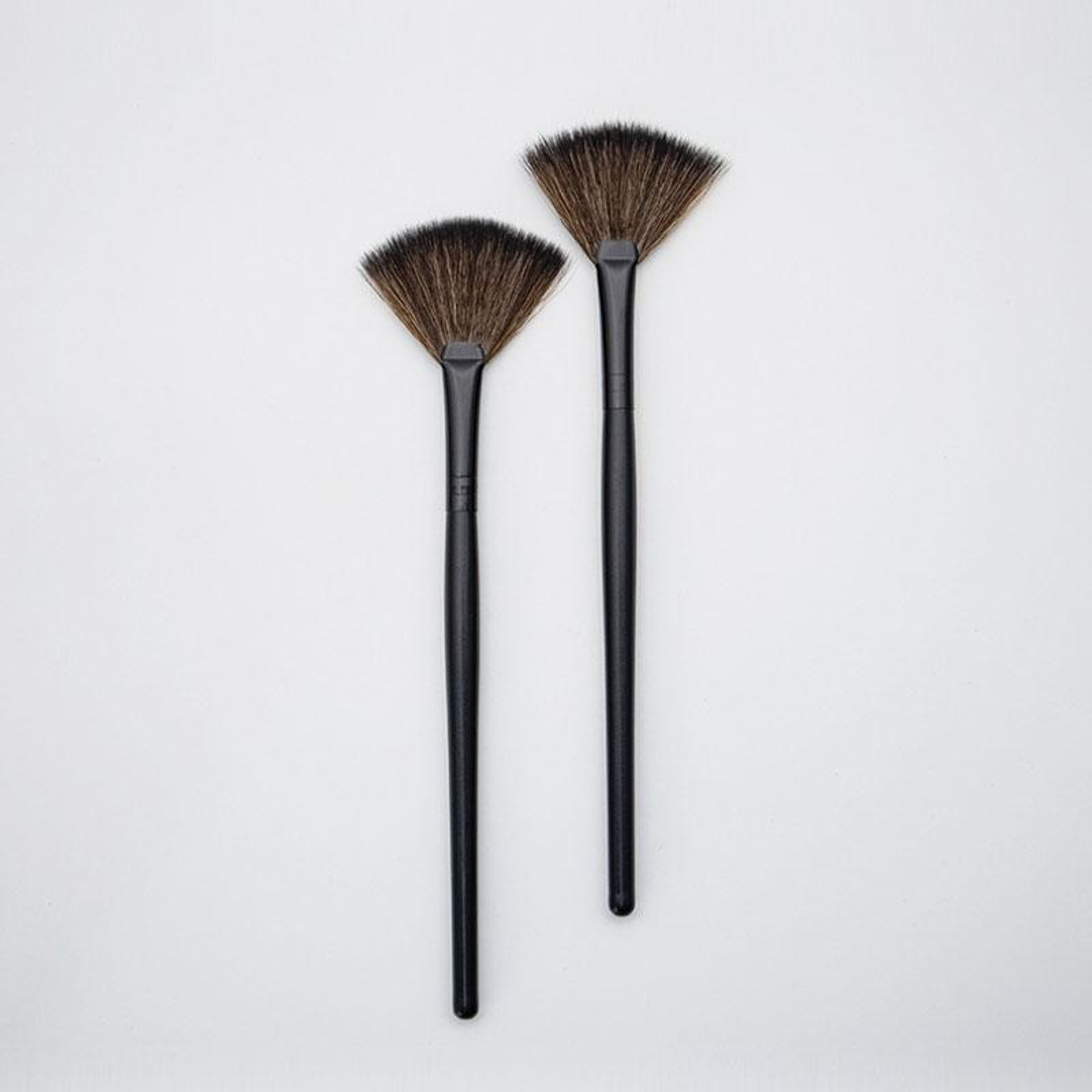 Professional Fan Makeup Brush Soft Synthetic Bristle Highlighter and Powder Makeup Brush with Long Handle – view 2