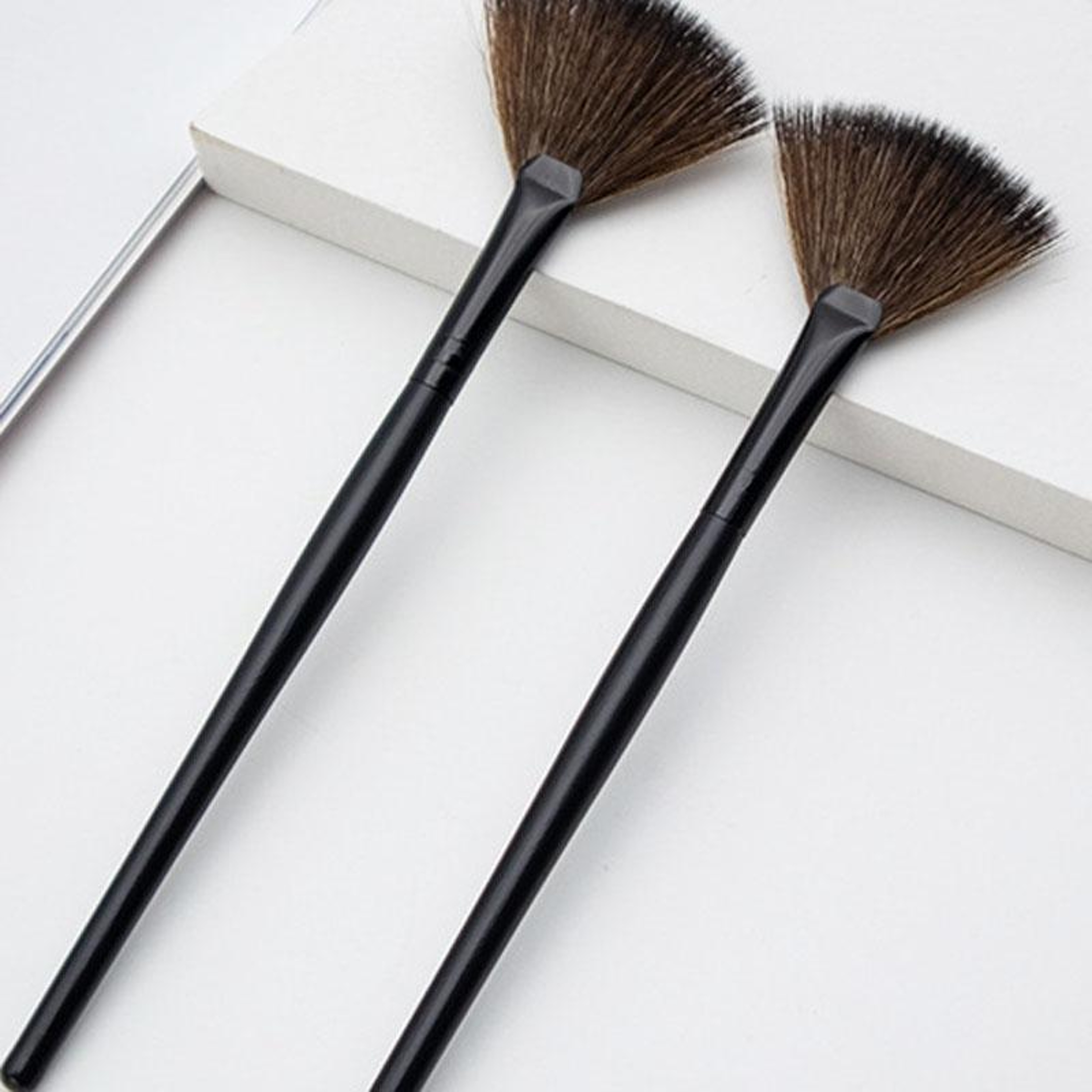 Professional Fan Makeup Brush Soft Synthetic Bristle Highlighter and Powder Makeup Brush with Long Handle – view 6