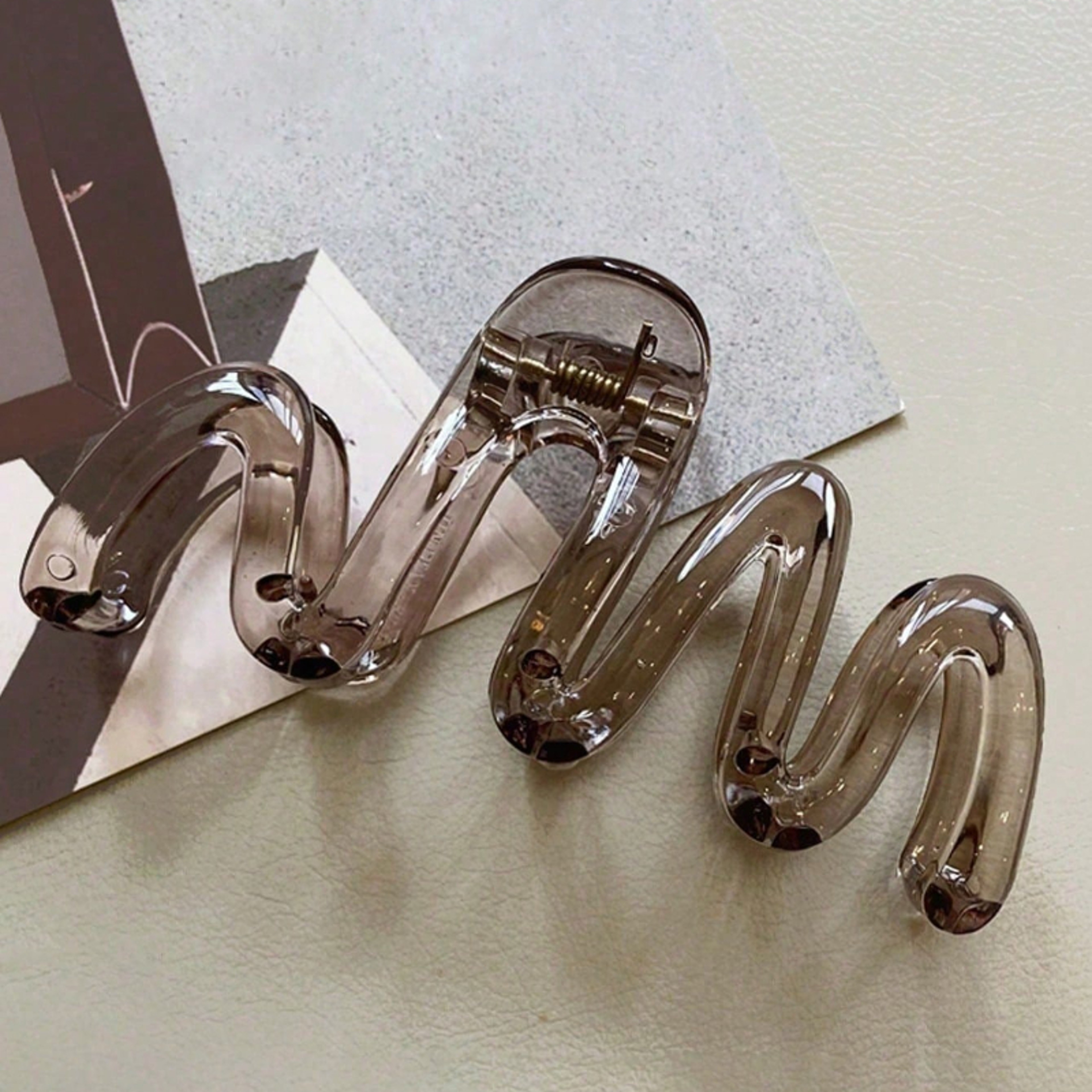 Trendy Y2K Hair Clips For WomenLarge 11cm Glossy Wavy Claw Clips Amber Brown 2PCSMinimalist 90s Ret 6