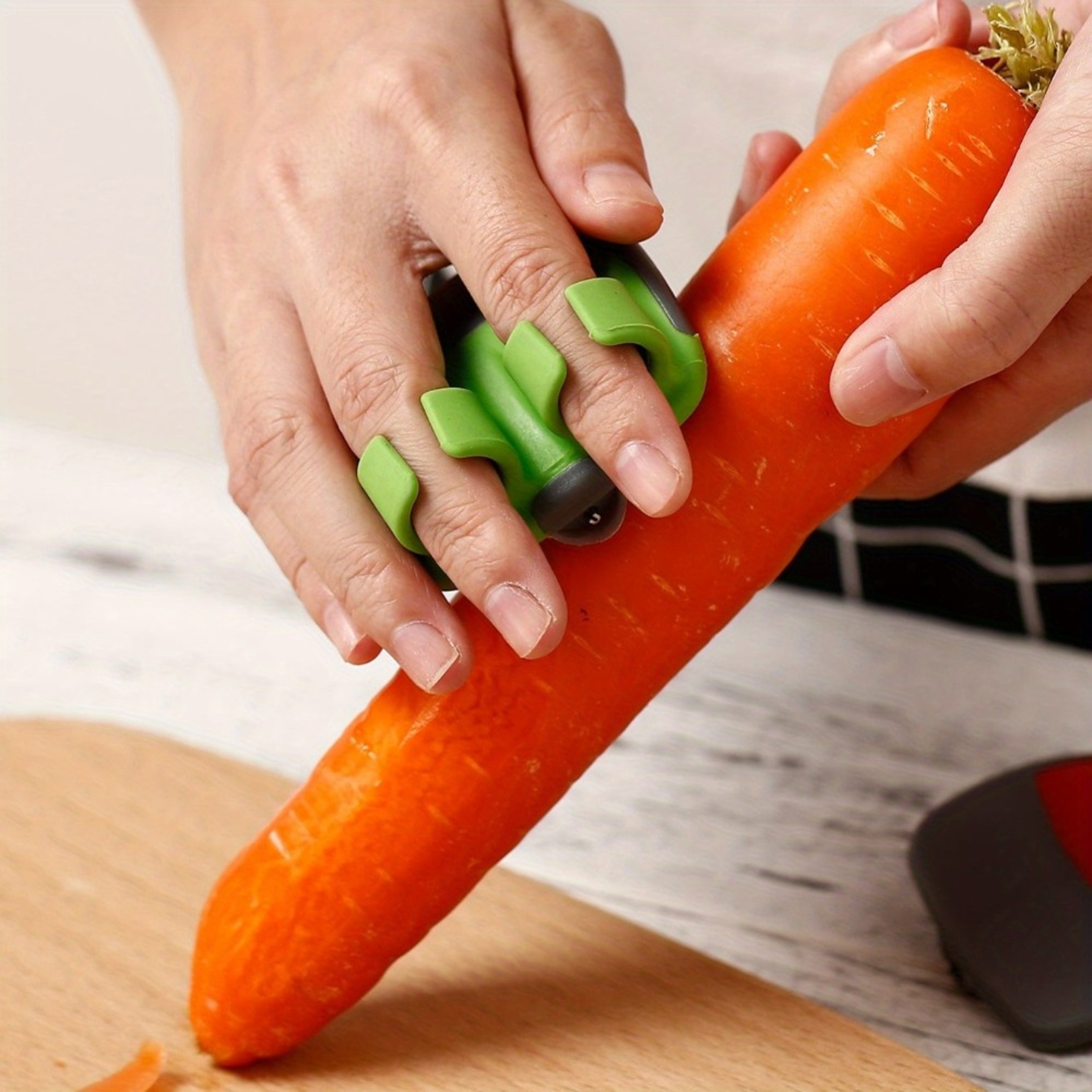 Ergonomic Stainless Steel Vegetable Peeler Tool With Non Slip Rubber Grip 0