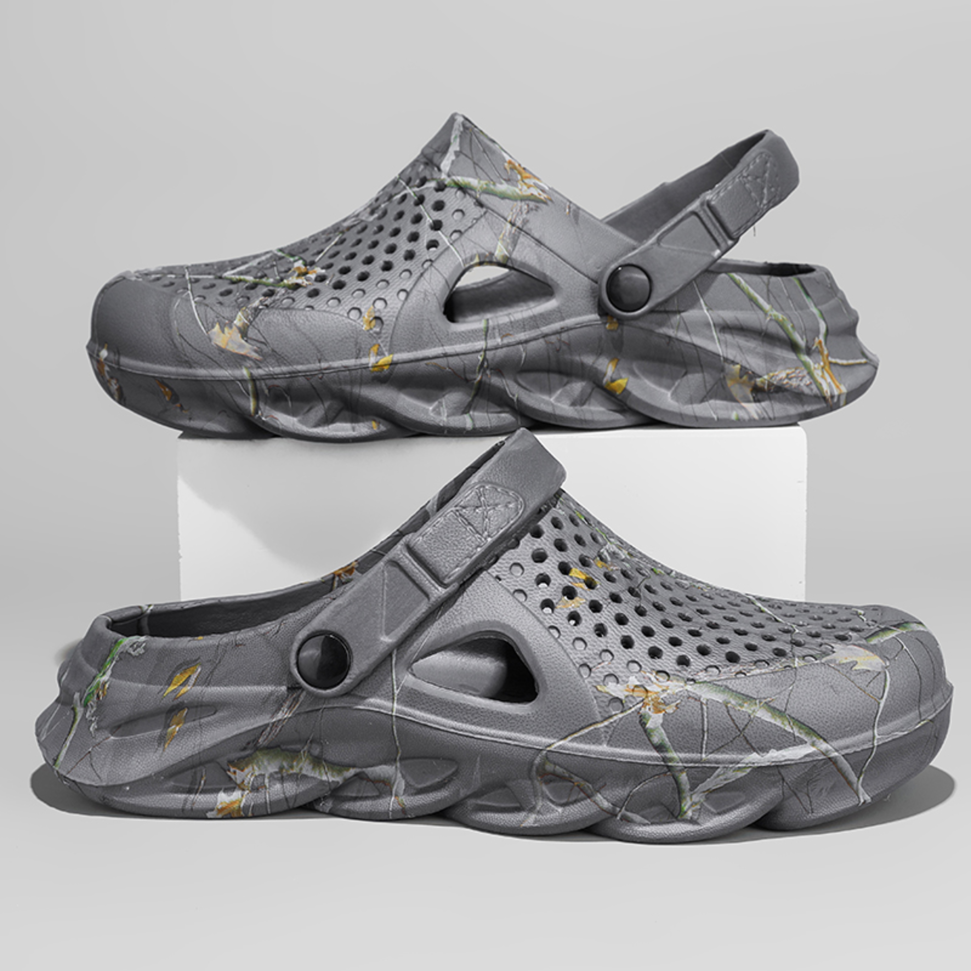 Mens Clogs Sandals Men Summer Slippers Hollow Breathable Flip Flops Fashion Beach Shoes With Thick  2