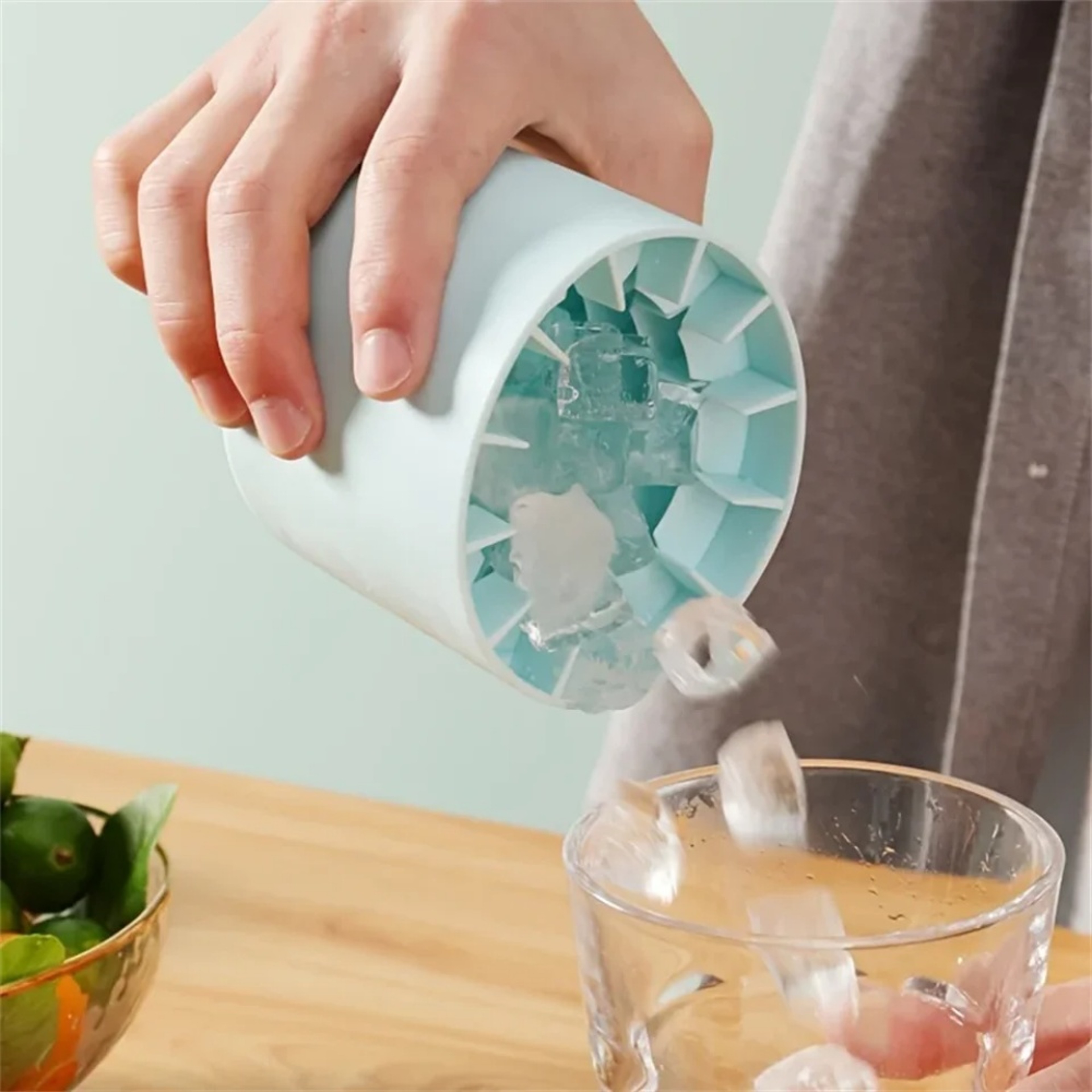Silicone Ice Maker  Storage Cup Ice Cube Mold With BuiltIn Ice Bucket 4