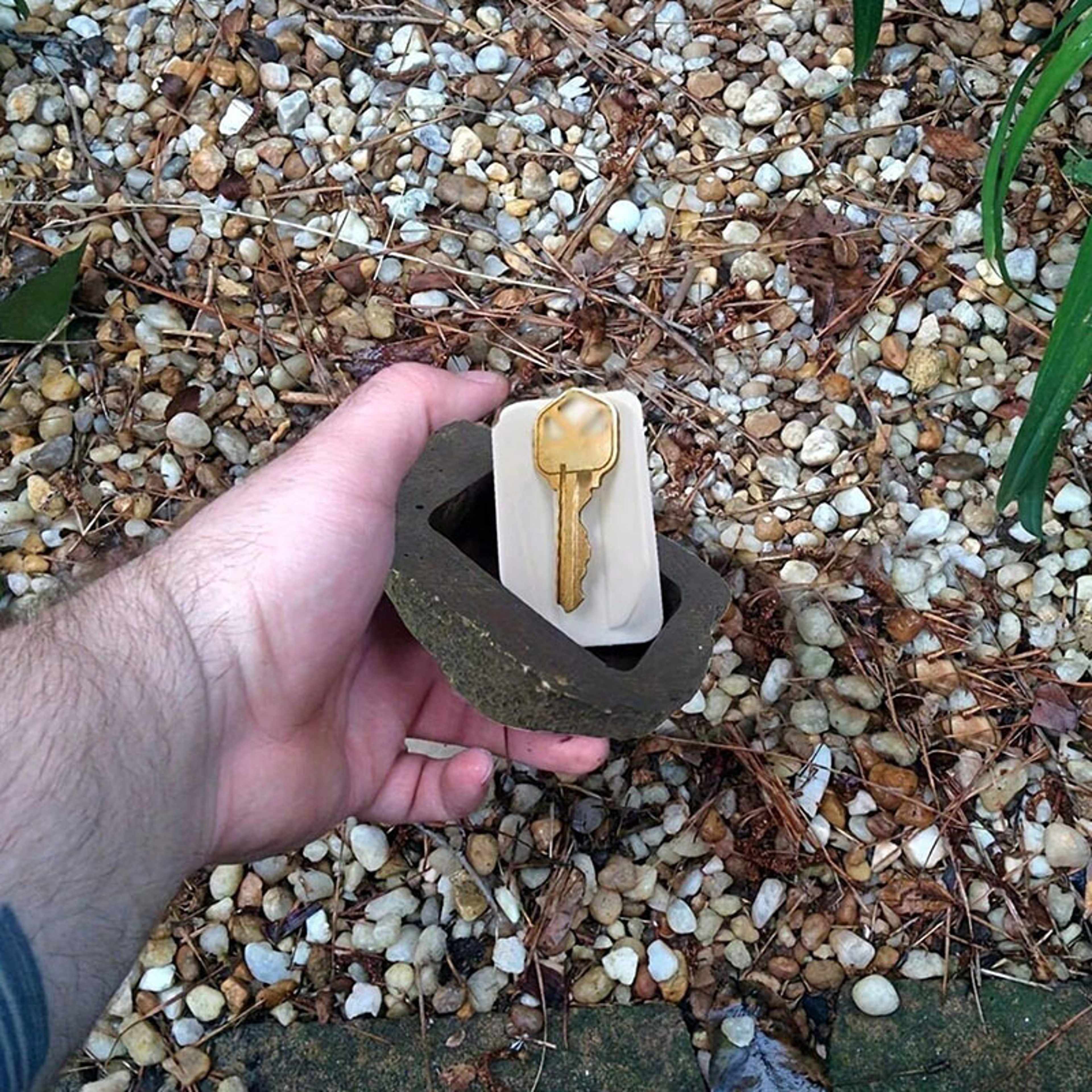 Hidden Keys Holder For Front Door Garden Key Hider Outdoor Fake Rock Key Box Durable  Discreet Key  3