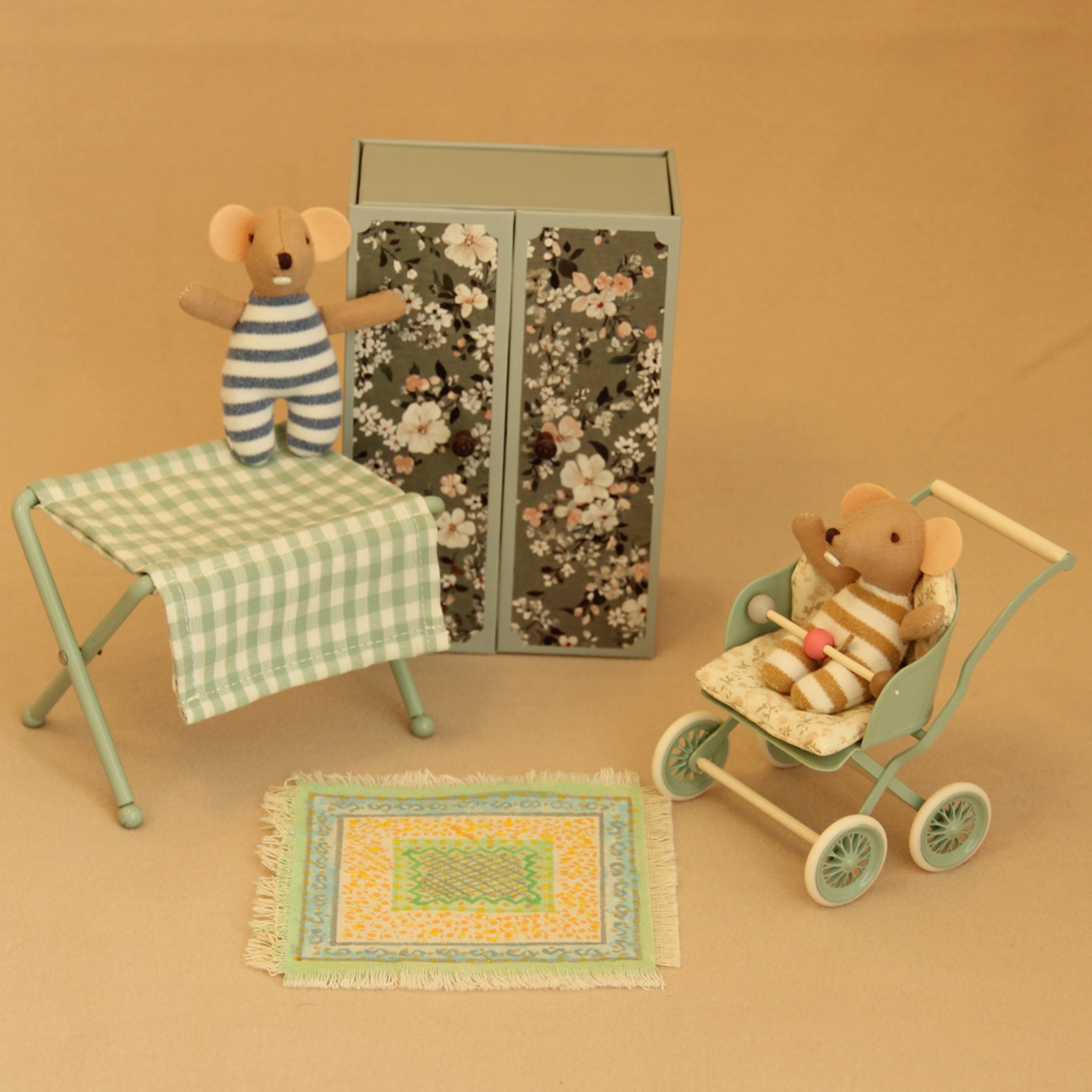 Miniature Metal Trolley Retro Dollhouse Furniture Cart – view 6