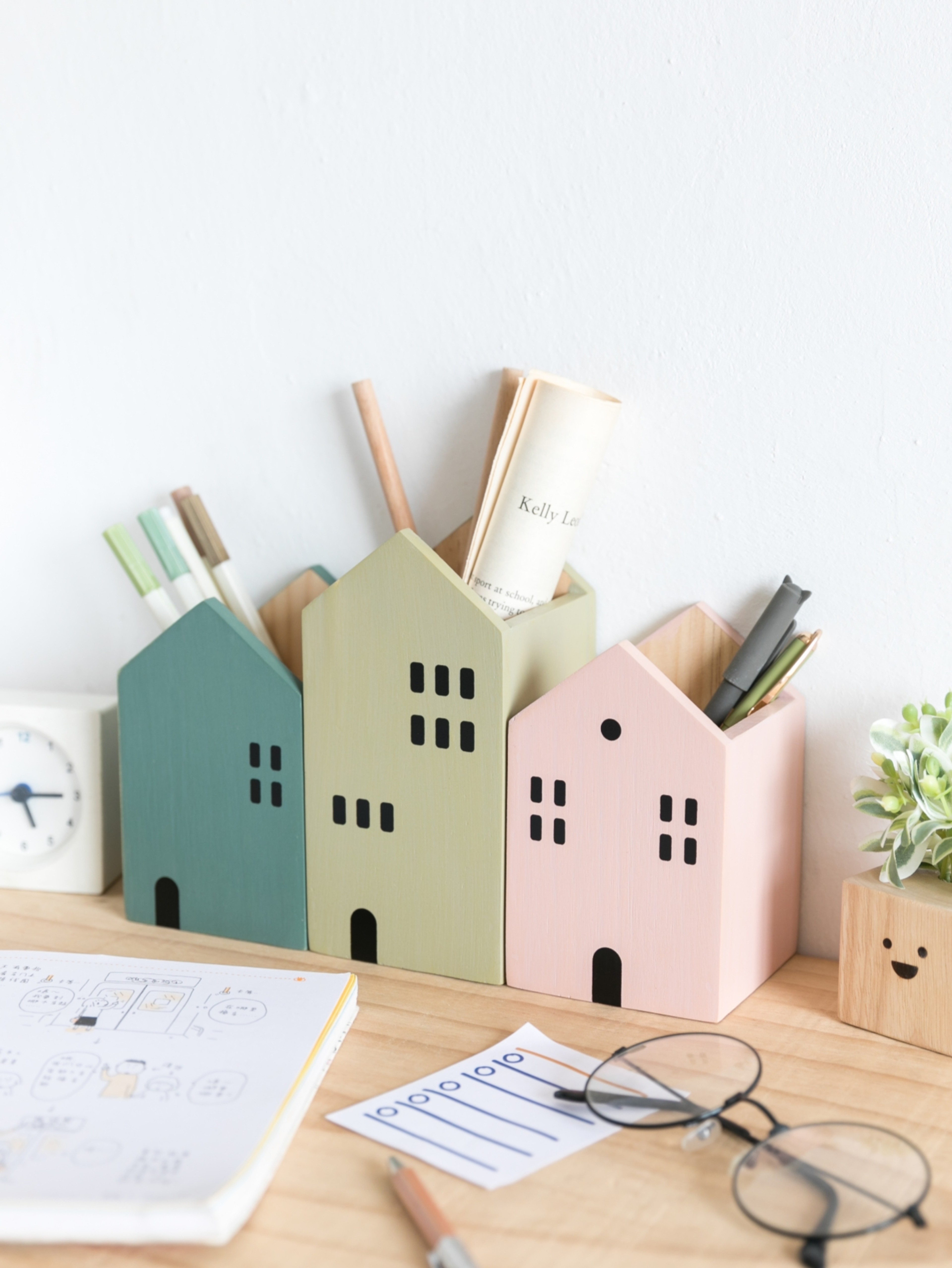 Cartoon House Wooden Pen Holder Desktop Pencil Organizer for Stationery and Makeup Brushes – view 1