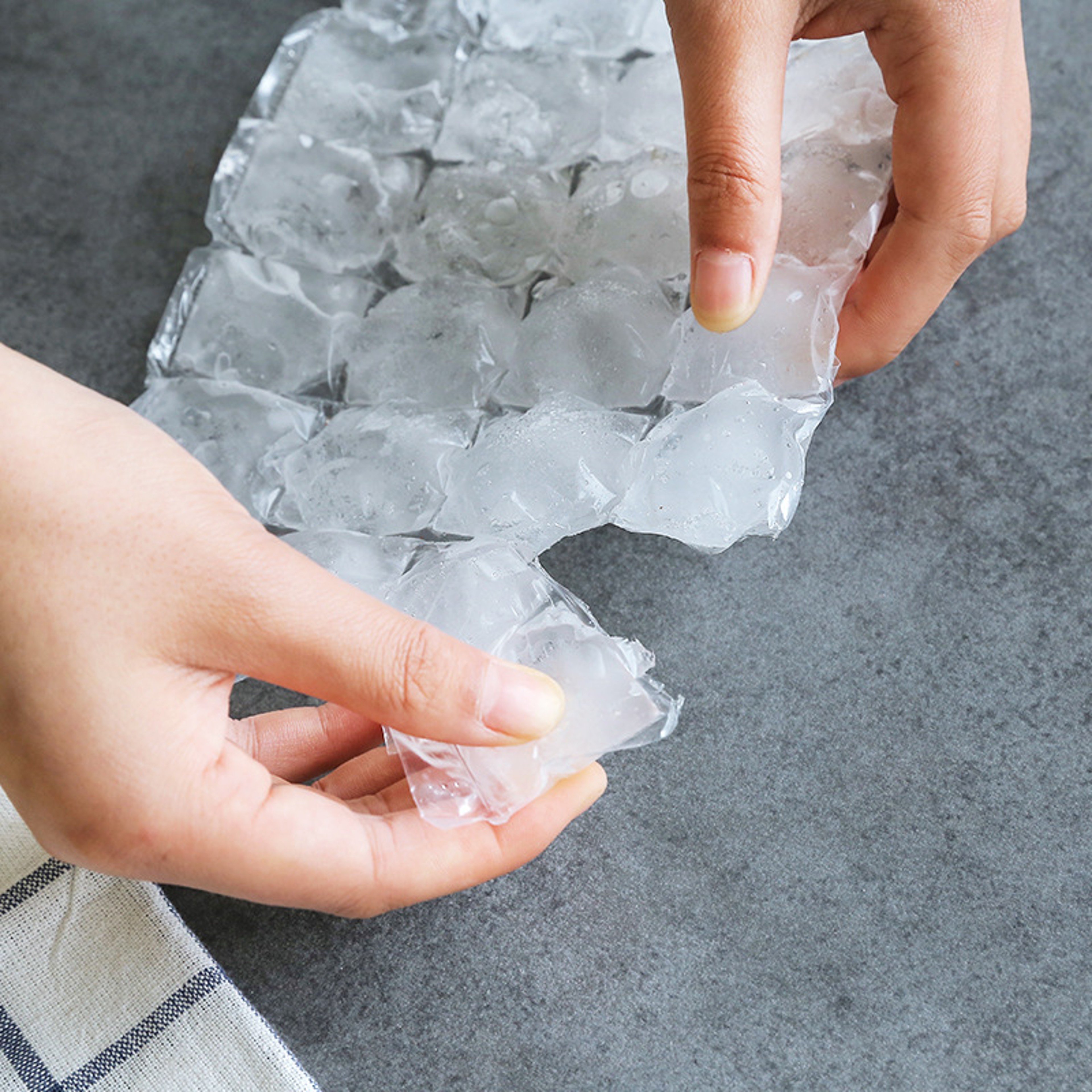Bag Box Disposable Ice Cube Mold SelfSealing Ice Making Bags Edible Frozen Ice Tray Bag Lattice Ice 4